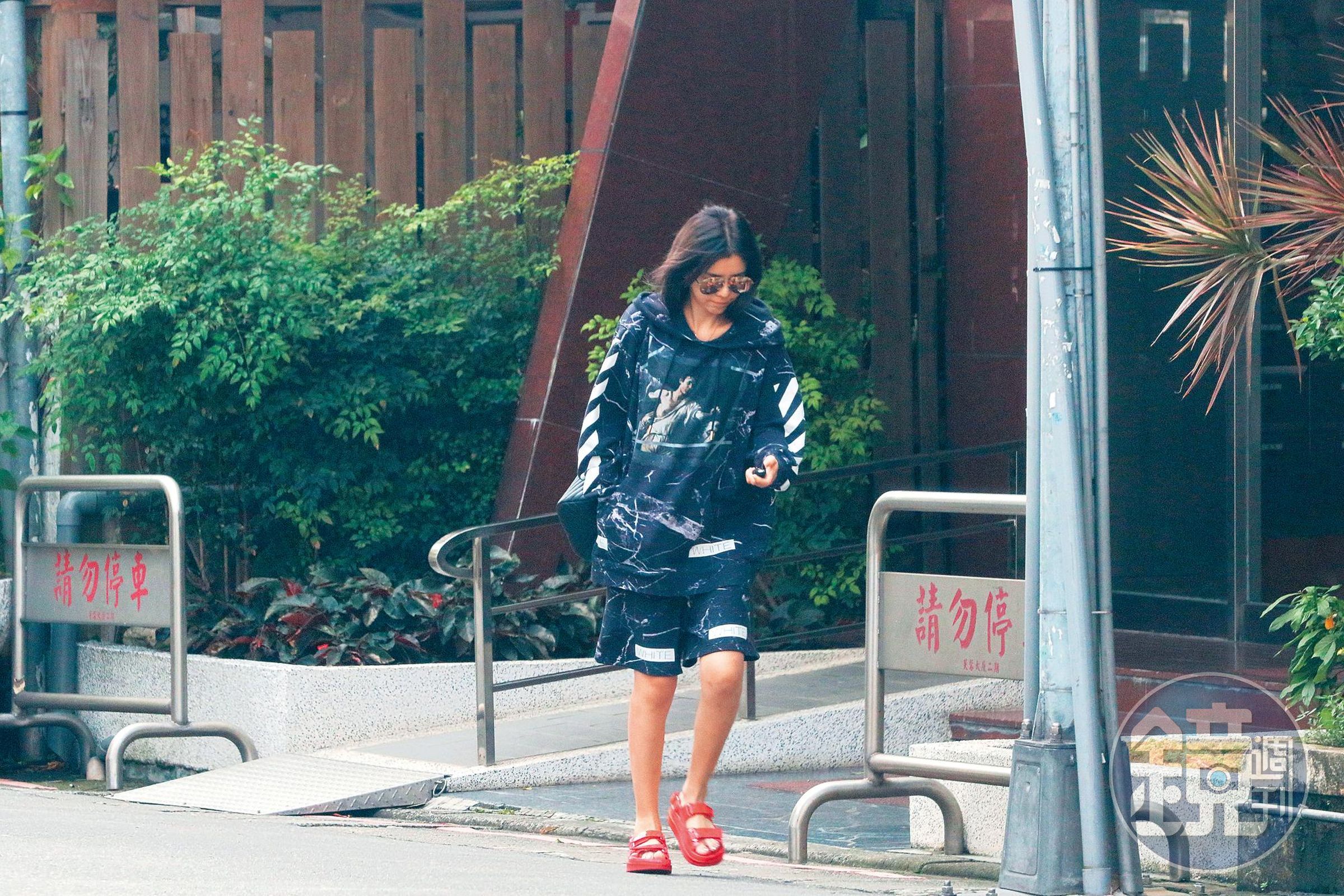 李毓芬和男友柯震東關係一度由濃轉淡，但本刊9月目擊她在柯家過夜。