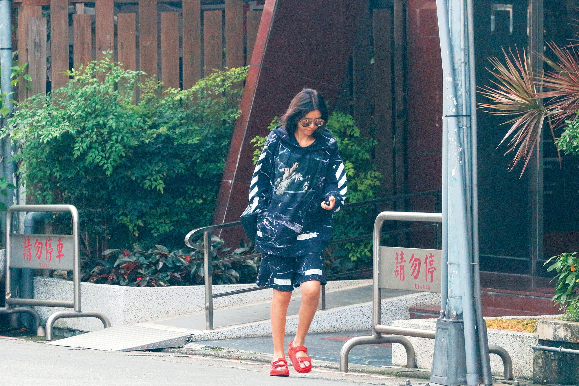 李毓芬和男友柯震東關係一度由濃轉淡，但本刊9月目擊她在柯家過夜。