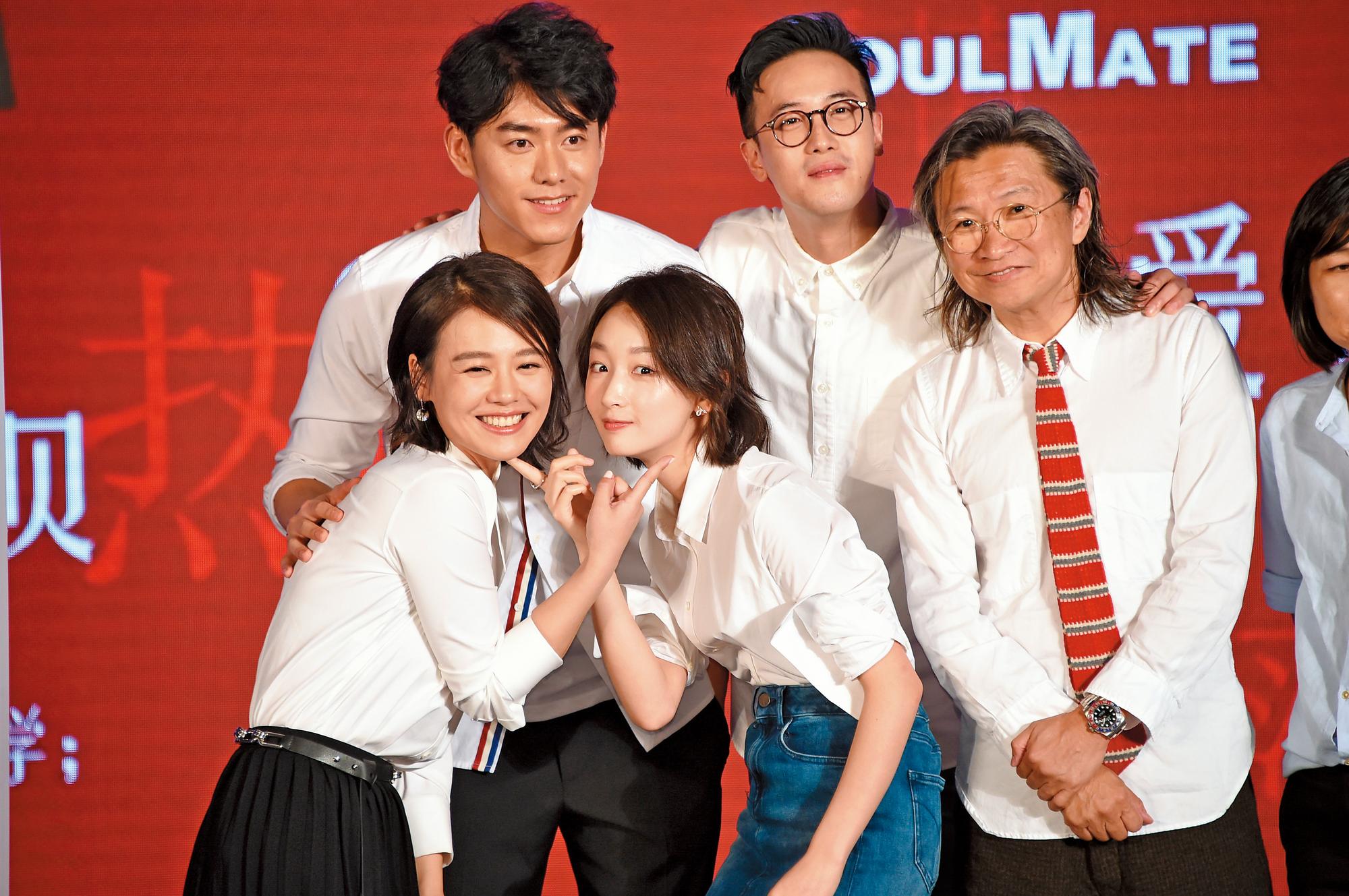 李程彬和馬思純（前左一）、周冬雨（前左二）、陳可辛（右一）、曾國祥（右二）合作《七月與安生》，是片中唯一台灣演員。（東方IC）
