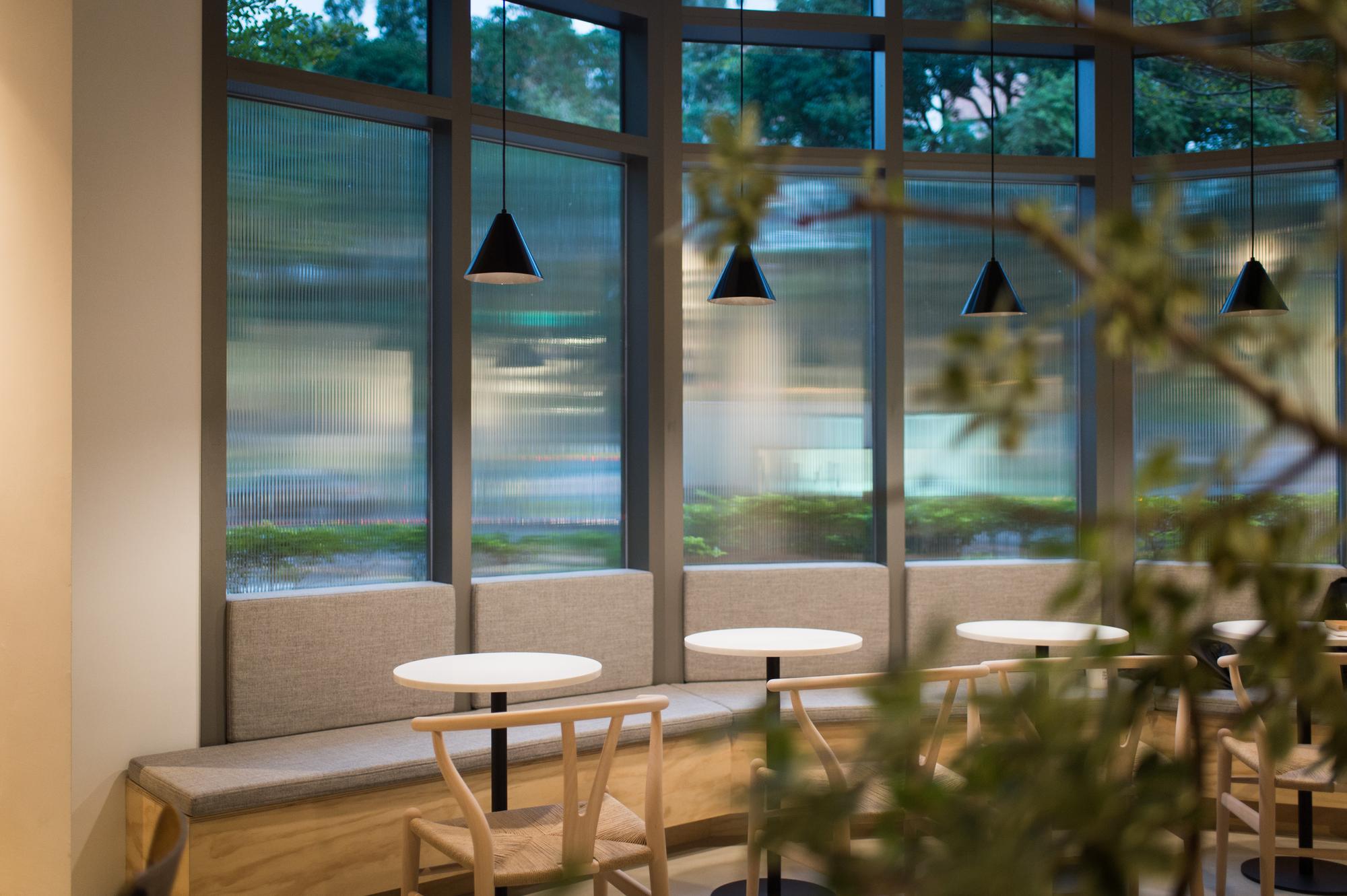 Fika Fika二店請CN Flower的凌宗湧打造綠意盎然的空間,並購入要價不斐的北歐名椅Y-Chair給客人坐。