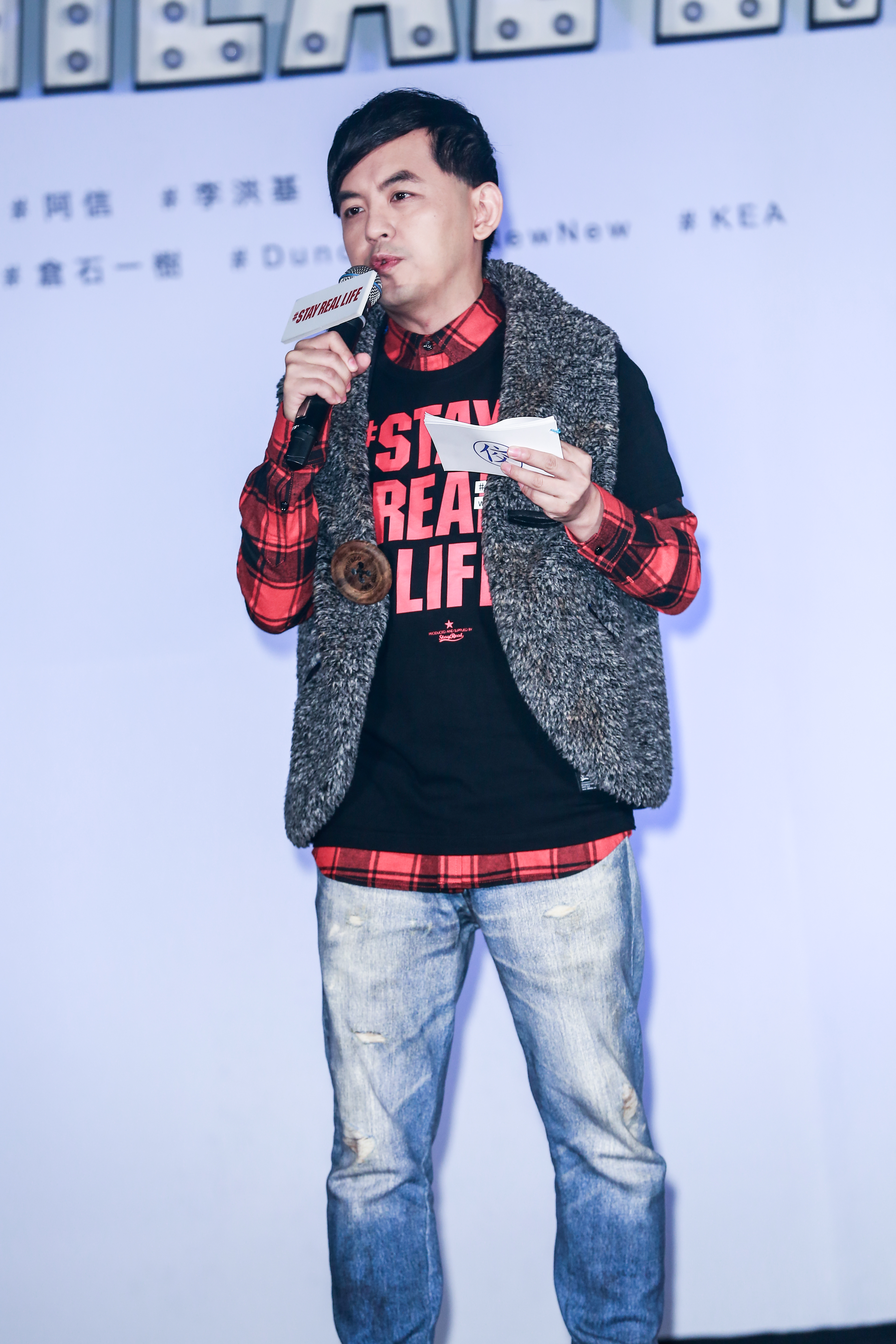 黃子佼主持「Stay Real Life #在場證明特展」記者會,控場妙語如珠。