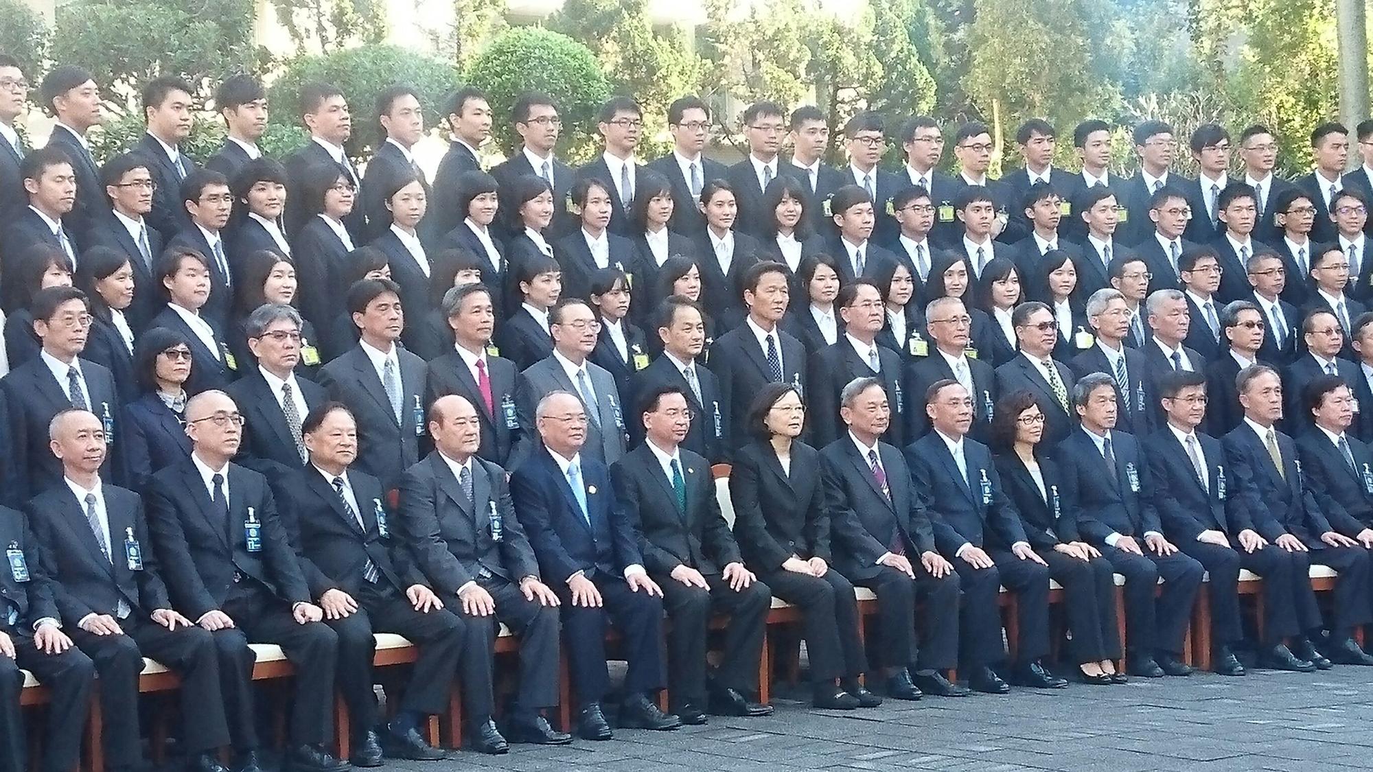 總統蔡英文上任後,首度參加調查官結訓典禮,與新進調查官大合照。