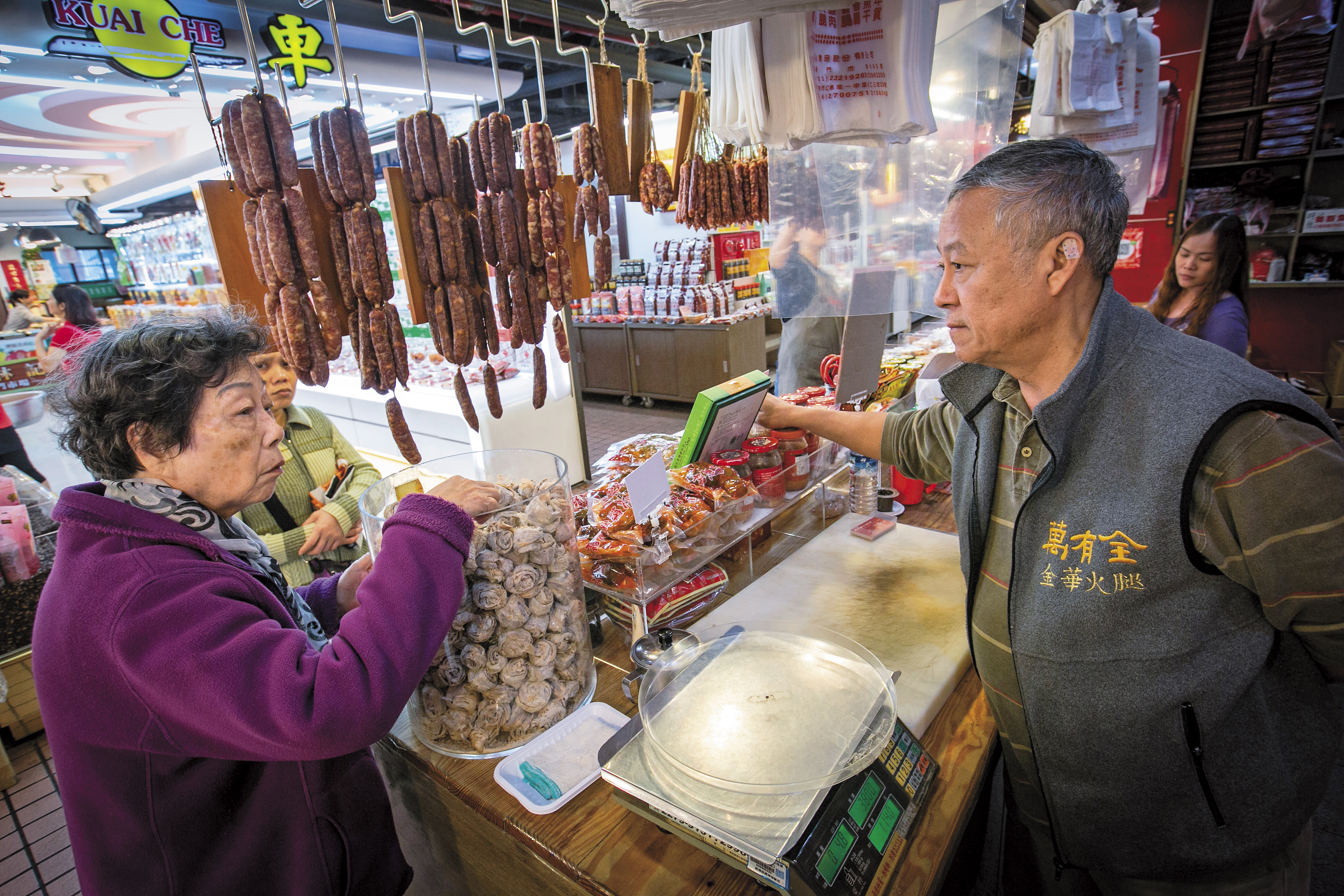 30年前萬有全進駐台北南門市場，知名度越來越高，田種苗的哥哥田種禾（右）負責門市生意。