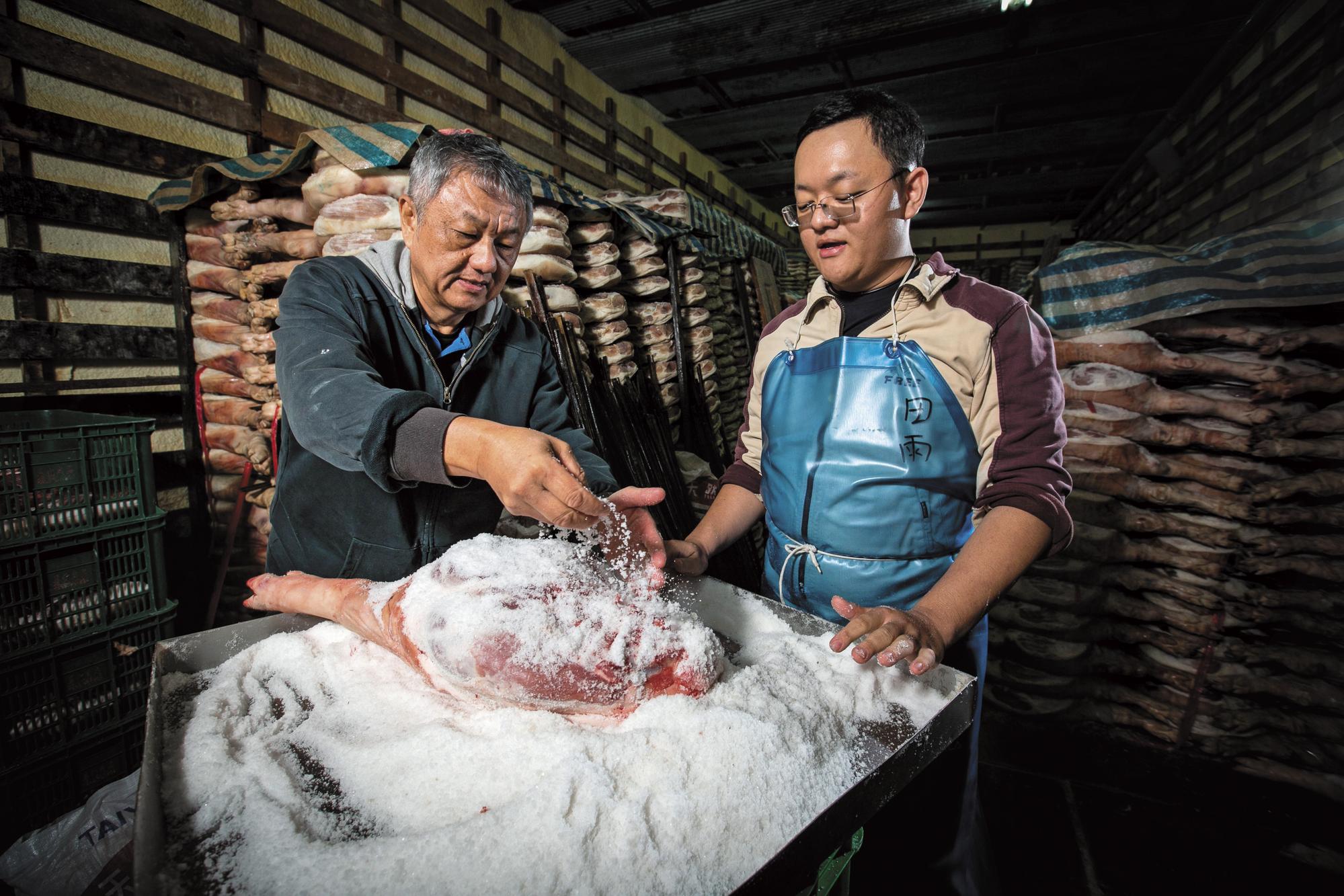 田種苗(左)的小兒子田雨(右)5年前回家接手工廠事務,笑稱鹽漬火腿的步驟,把指紋都磨平了。