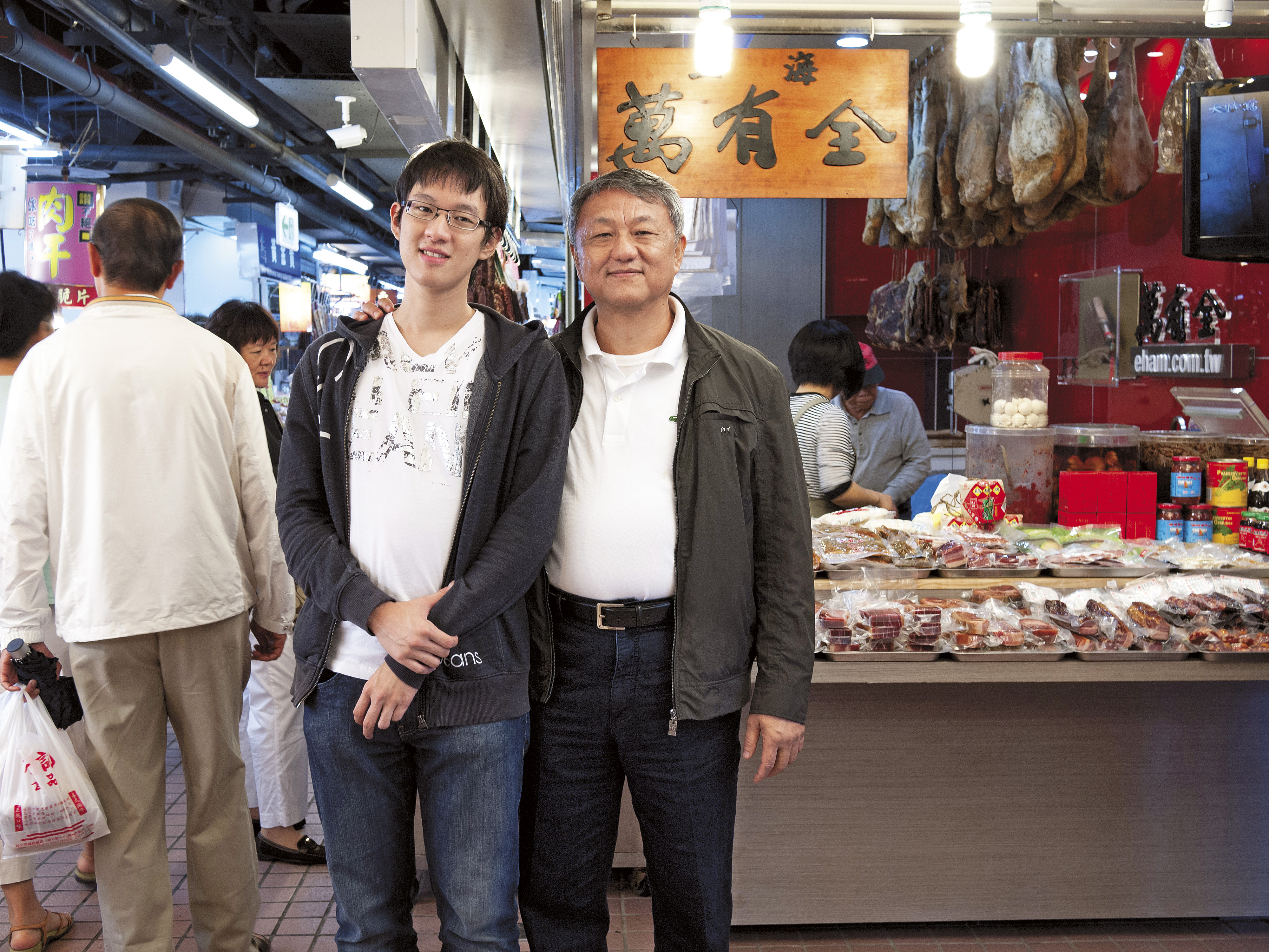田種苗（右）的大兒子田杰（左）8年前幫老店架設官網，發展宅配，希望幫自家老店產業升級。（田杰提供）