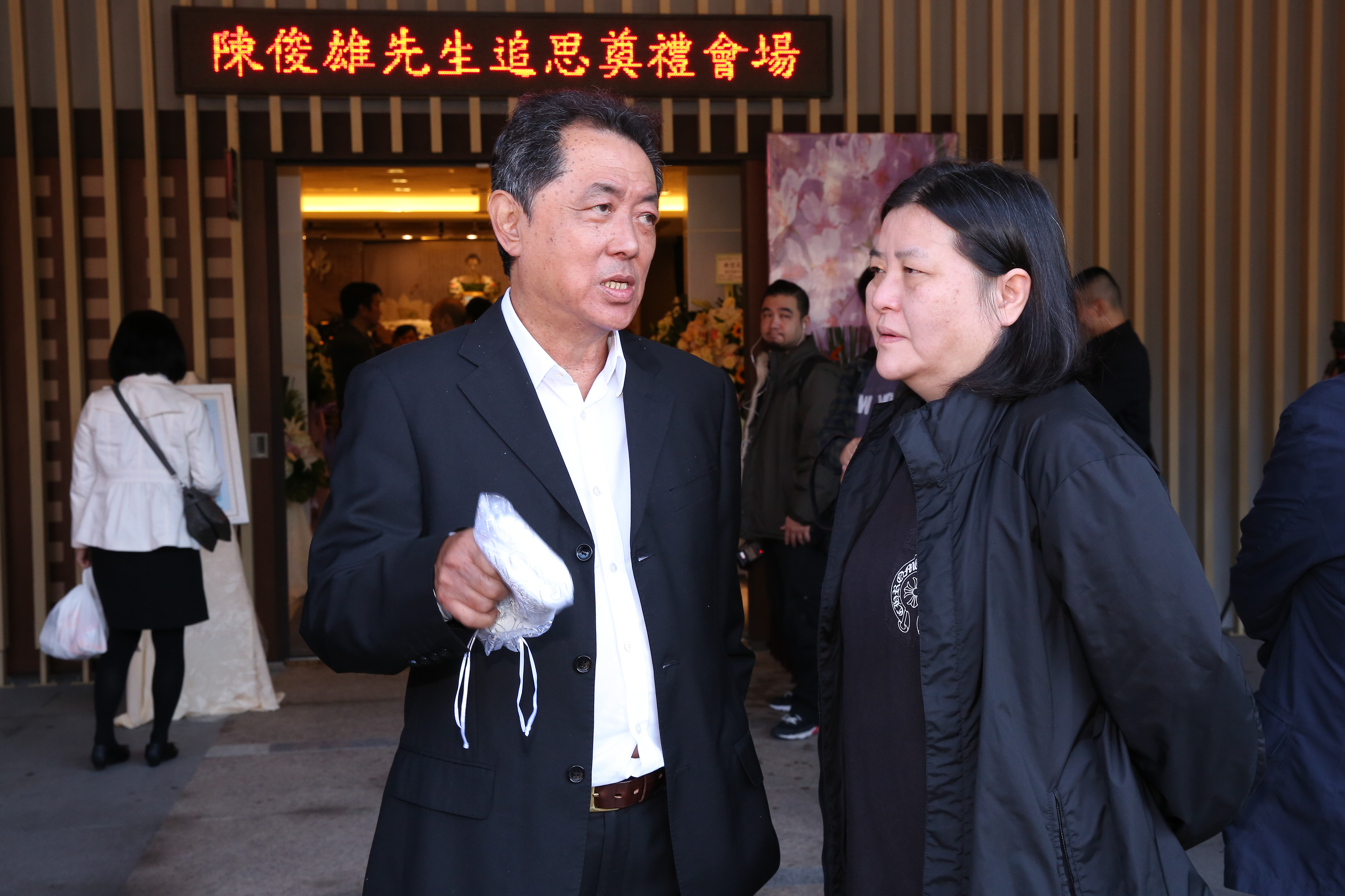 朱延平導演(左)和邱瓈寬視陳俊良為師父,今現身送師父最後一程。