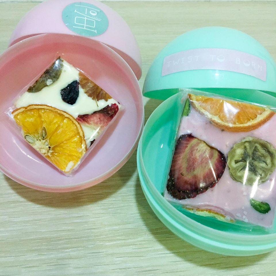 扭蛋機裡的食物，以不易碎的甜點為主，例如果乾巧克力。（扭蛋60元/顆）