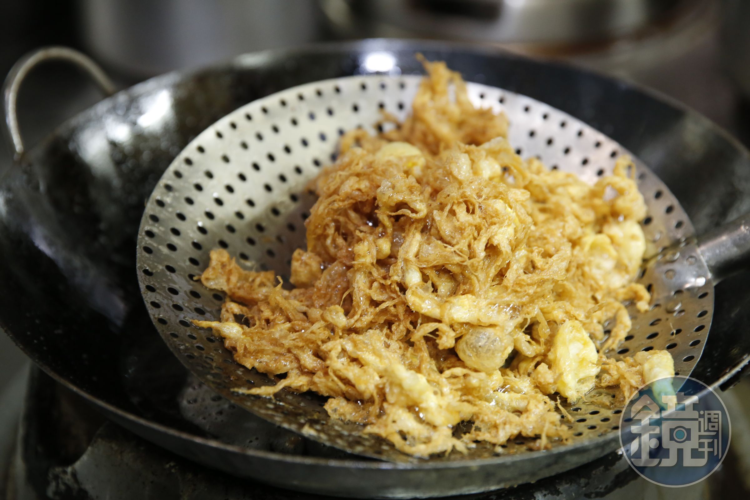 珍味園每日現炸蛋酥，用來加入「鯧魚米粉」或「砂鍋魚頭」，蓬酥有蛋香，加入湯裡容易吸進湯汁，是畫龍點睛的重要配角。