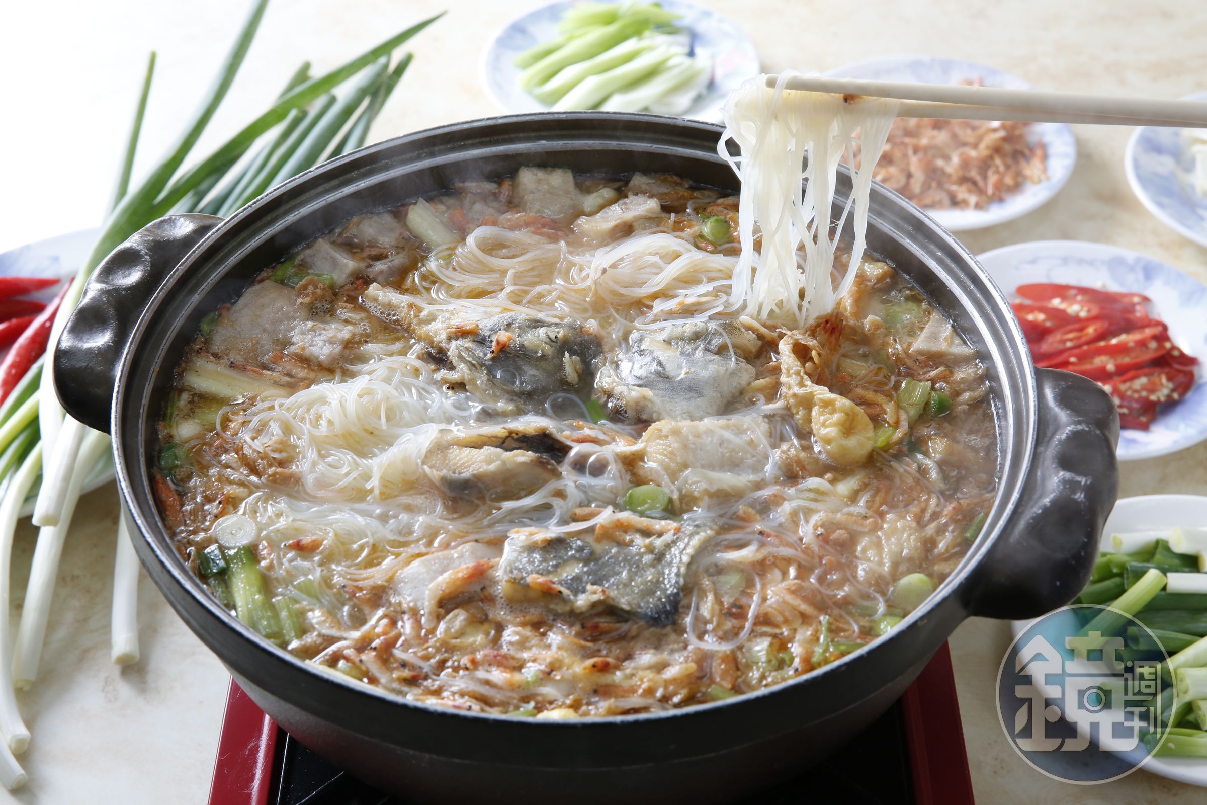 「鯧魚米粉」湯頭濃郁，酥炸的魚塊飽吸湯汁，鮮甜可口。（1,680元／份）
