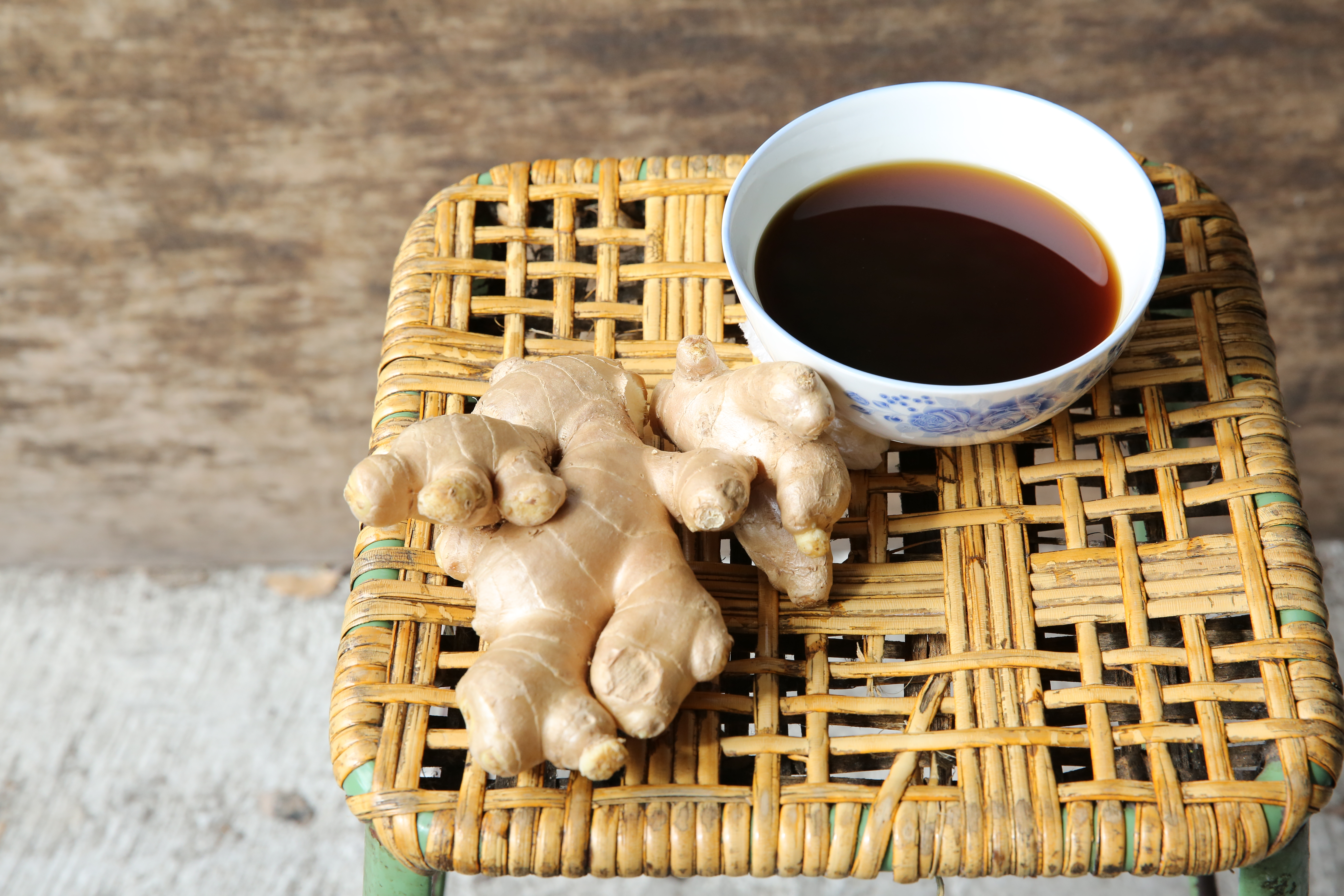 老薑、麻油是薑母鴨湯頭爆香的主要材料。