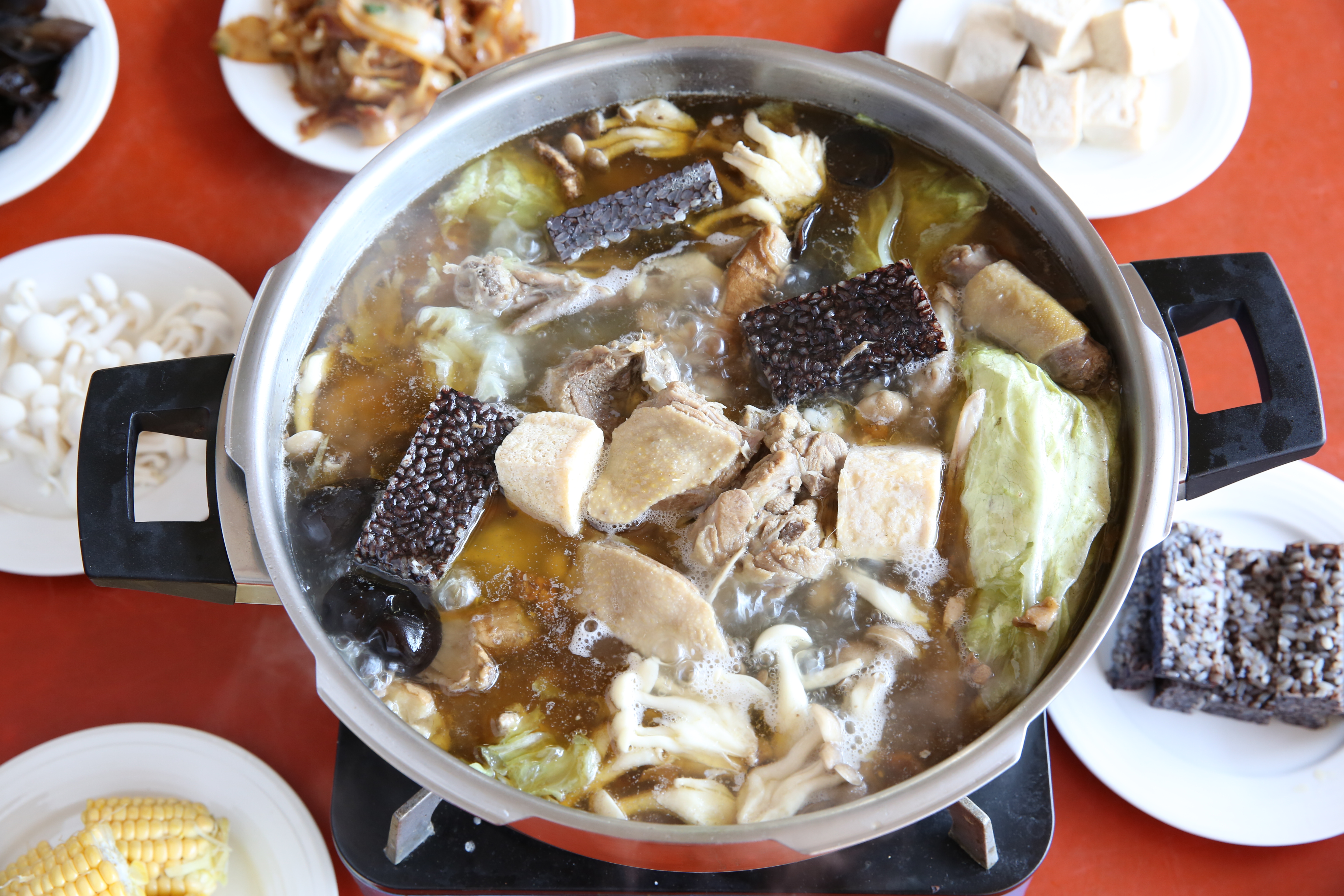 讓主廚蕭淳元大讚的「薑母鴨」，沒有用上多複雜的食材，但味道很足。（350元／包）