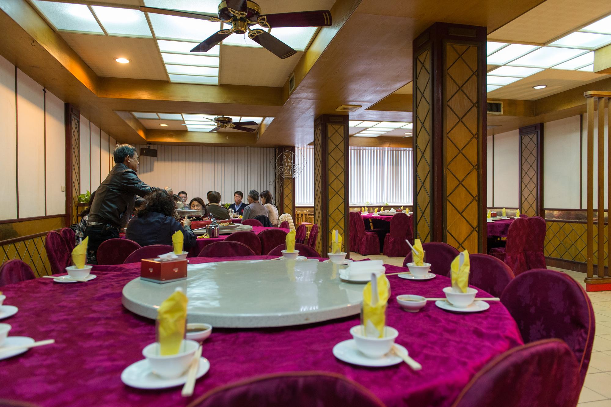 「欣欣餐廳」桌椅皆套上喜氣花布,頗有吃辦桌的氛圍。
