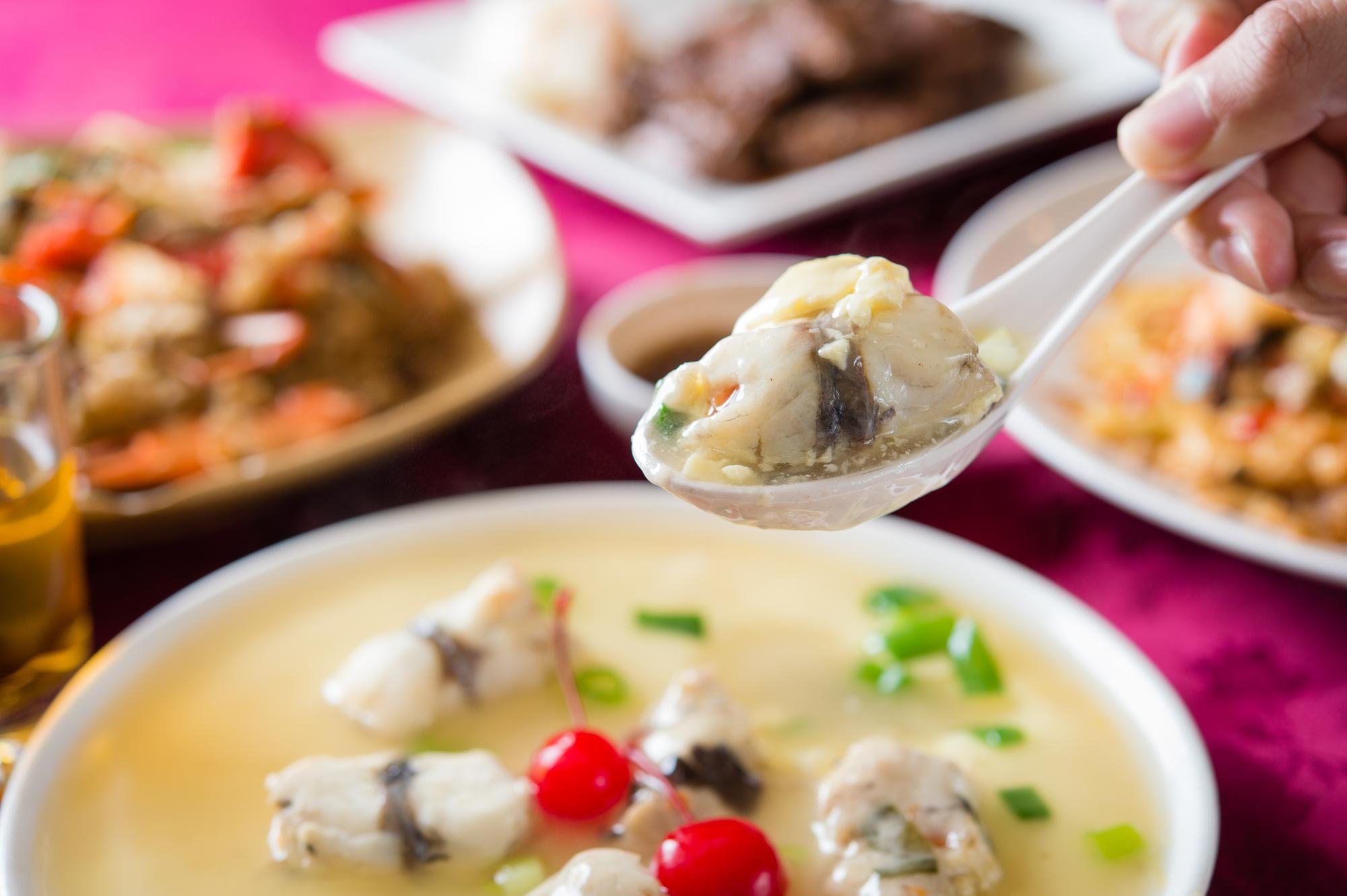 「芙蓉玉帶魚捲」是以鮮嫩鱸魚肉包著脆口荸薺,與香綿的蒸蛋一起入口,味覺層次豐富。(500元/小份)