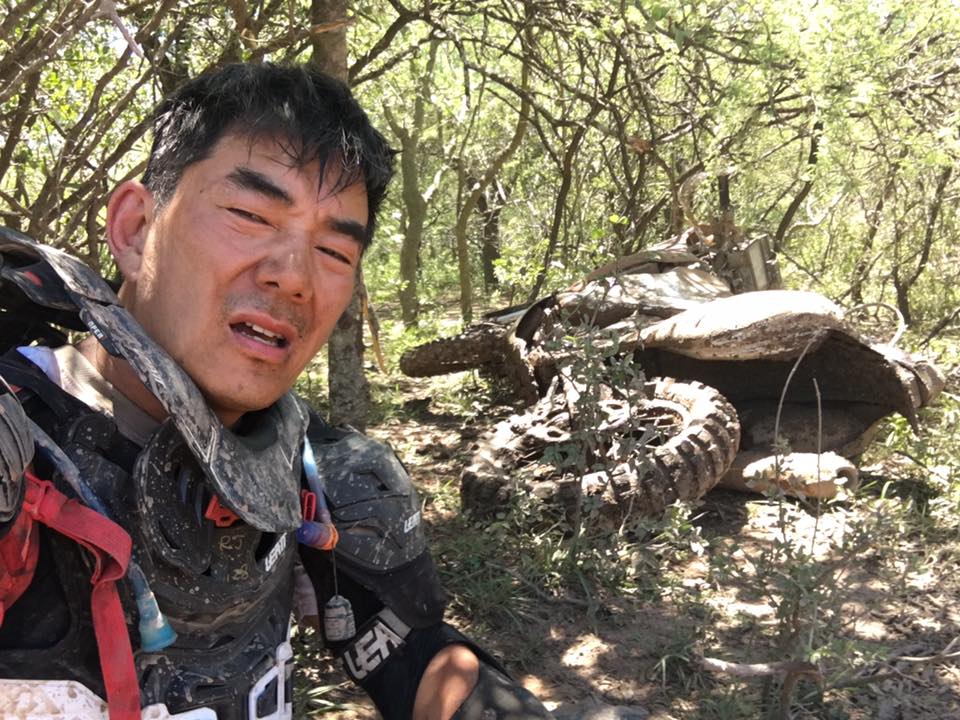 任賢齊達卡拉力賽摔車搭直昇機急救 下次還想挑戰...