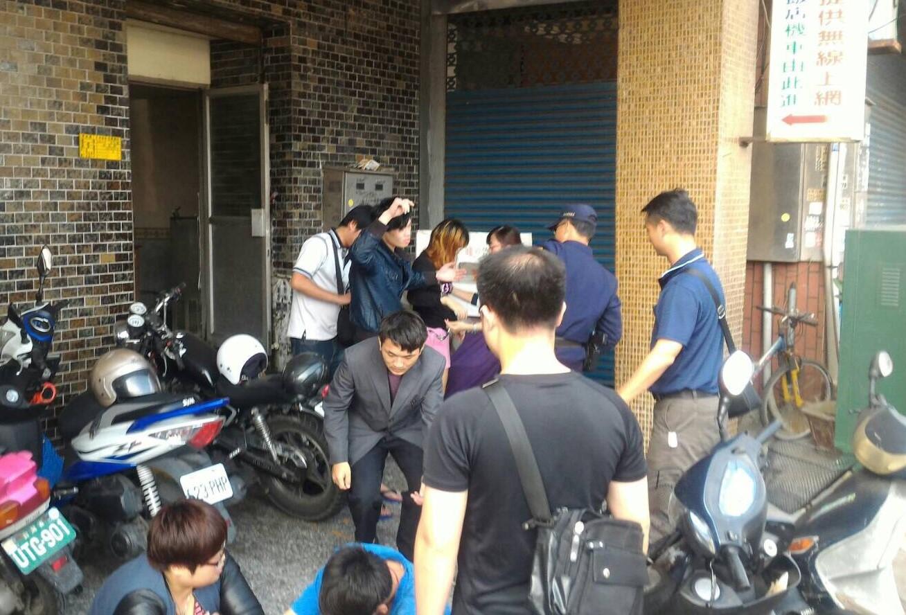 嘉義警方在斗南火車站附近一家廉價旅館找到涉案的6名男女，隨即將他帶回偵訊。