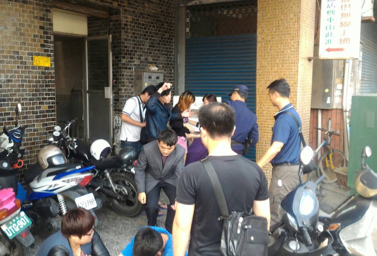 嘉義警方在斗南火車站附近一家廉價旅館找到涉案的6名男女,隨即將他帶回偵訊。