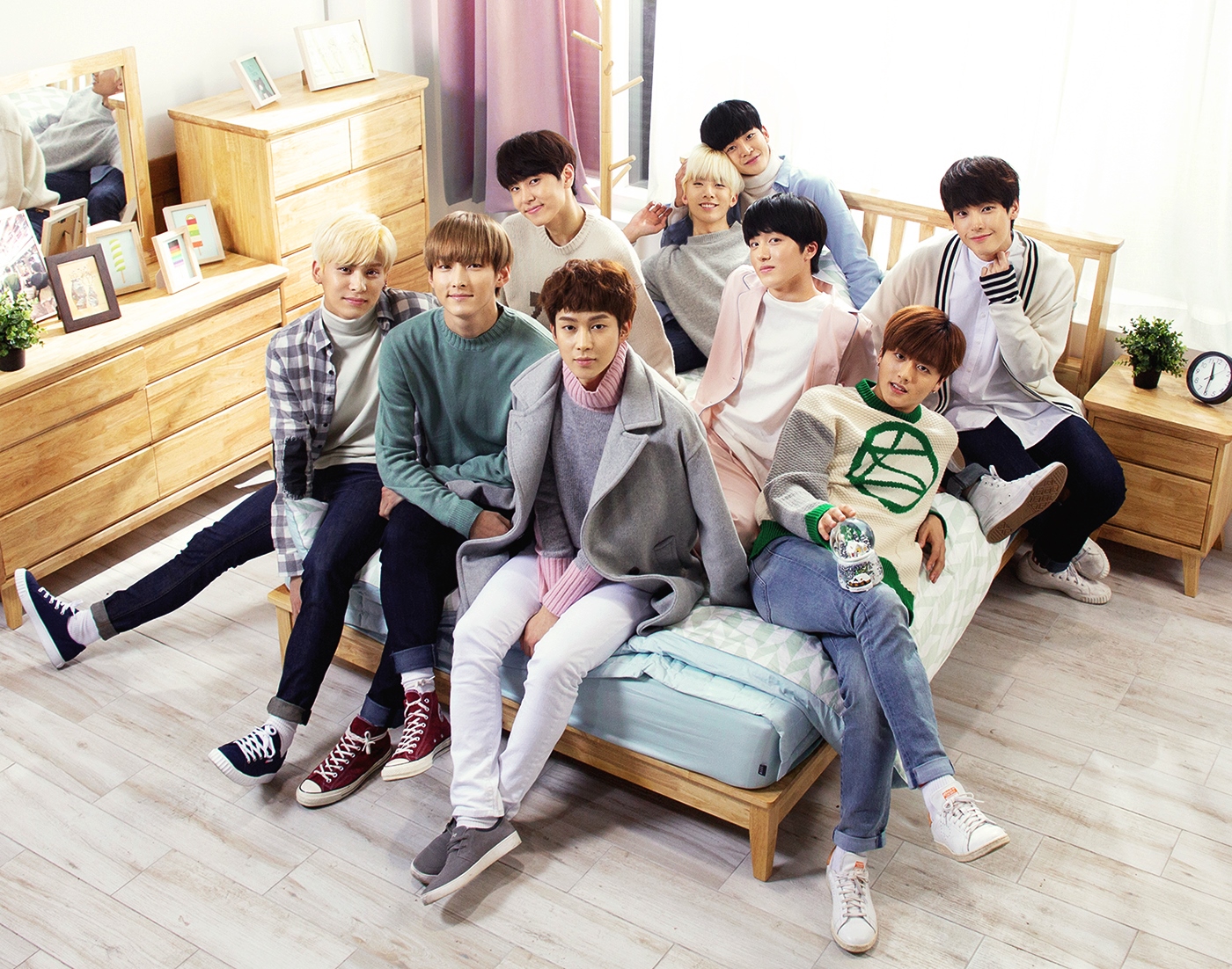 SF9推出特別單曲〈如能與你相伴〉作為送給歌迷的歲末大禮。前排左起:太陽Tae Yang、朱豪Zu Ho、達淵Da Won、永斌Young Bin。中排左起:在允Jae Yoon、澯熙Cha Ni。後排左起:輝映Hwi Young(金頭髮)、路雲Ro Woon、仁誠In Seong。