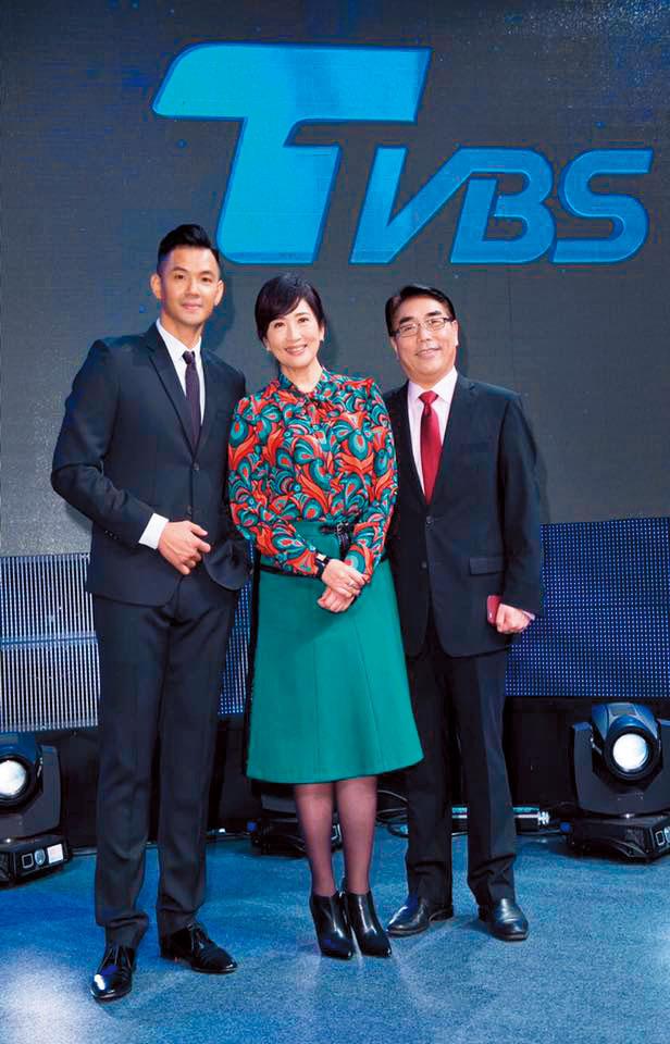 黑人(左)目前在TVBS主持節目。圖中為主播方念華。(翻攝自黑人陳建州臉書)