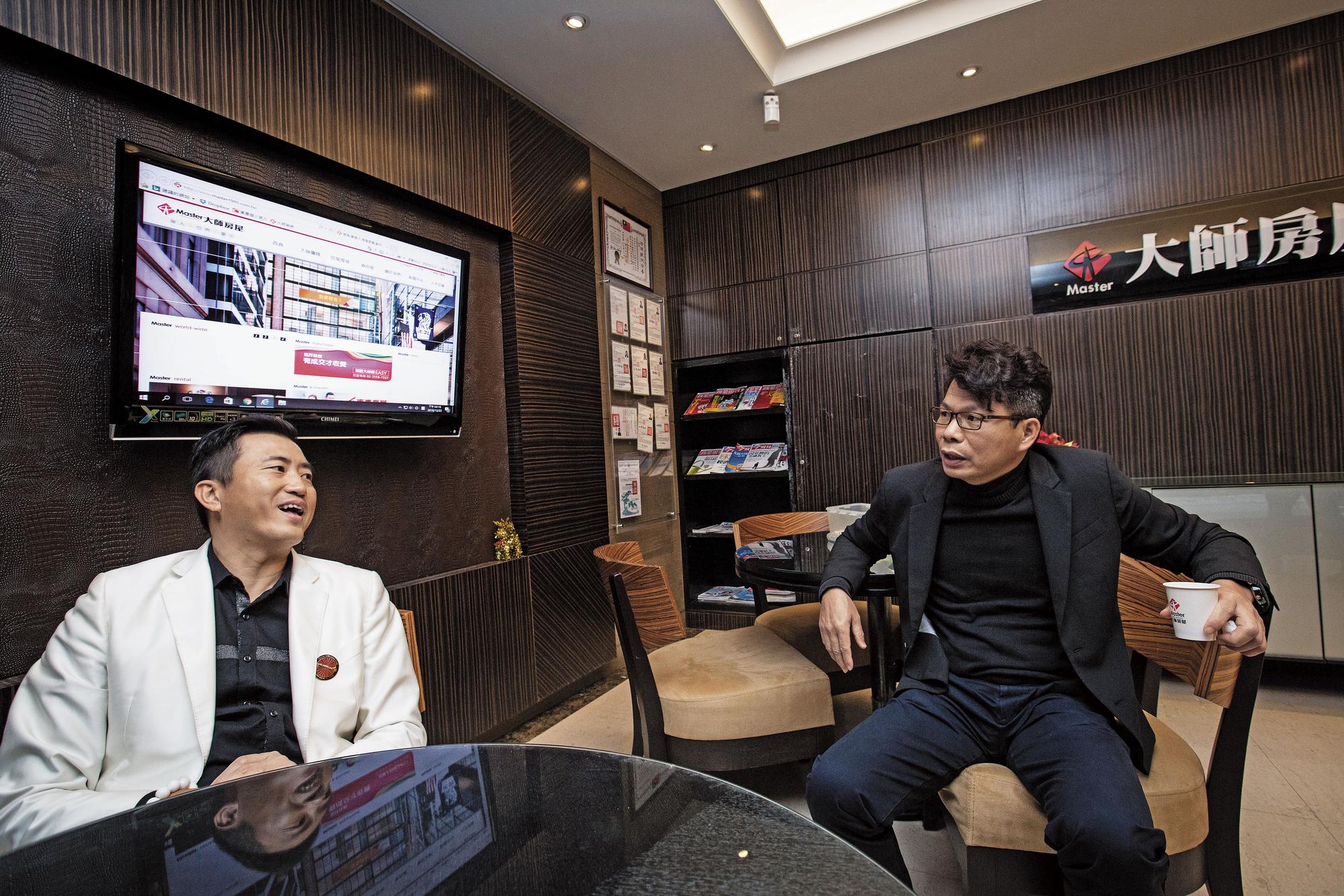 陳建慶（左）與李信忠（右）是世新五專同學，當陳還是菜鳥時就拉李入仲介，2人一路來皆共同創業。