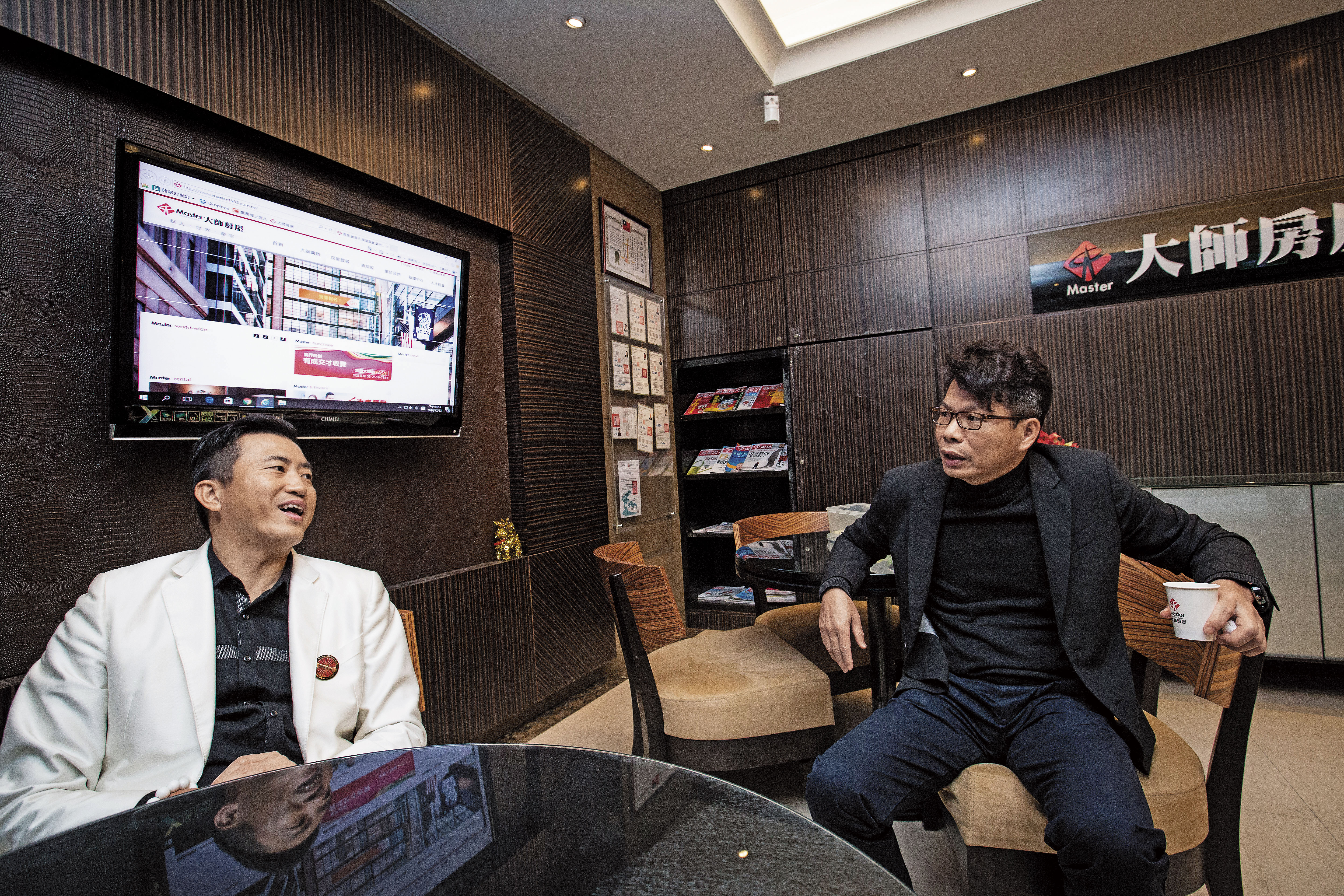 陳建慶（左）與李信忠（右）是世新五專同學，當陳還是菜鳥時就拉李入仲介，2人一路來皆共同創業。