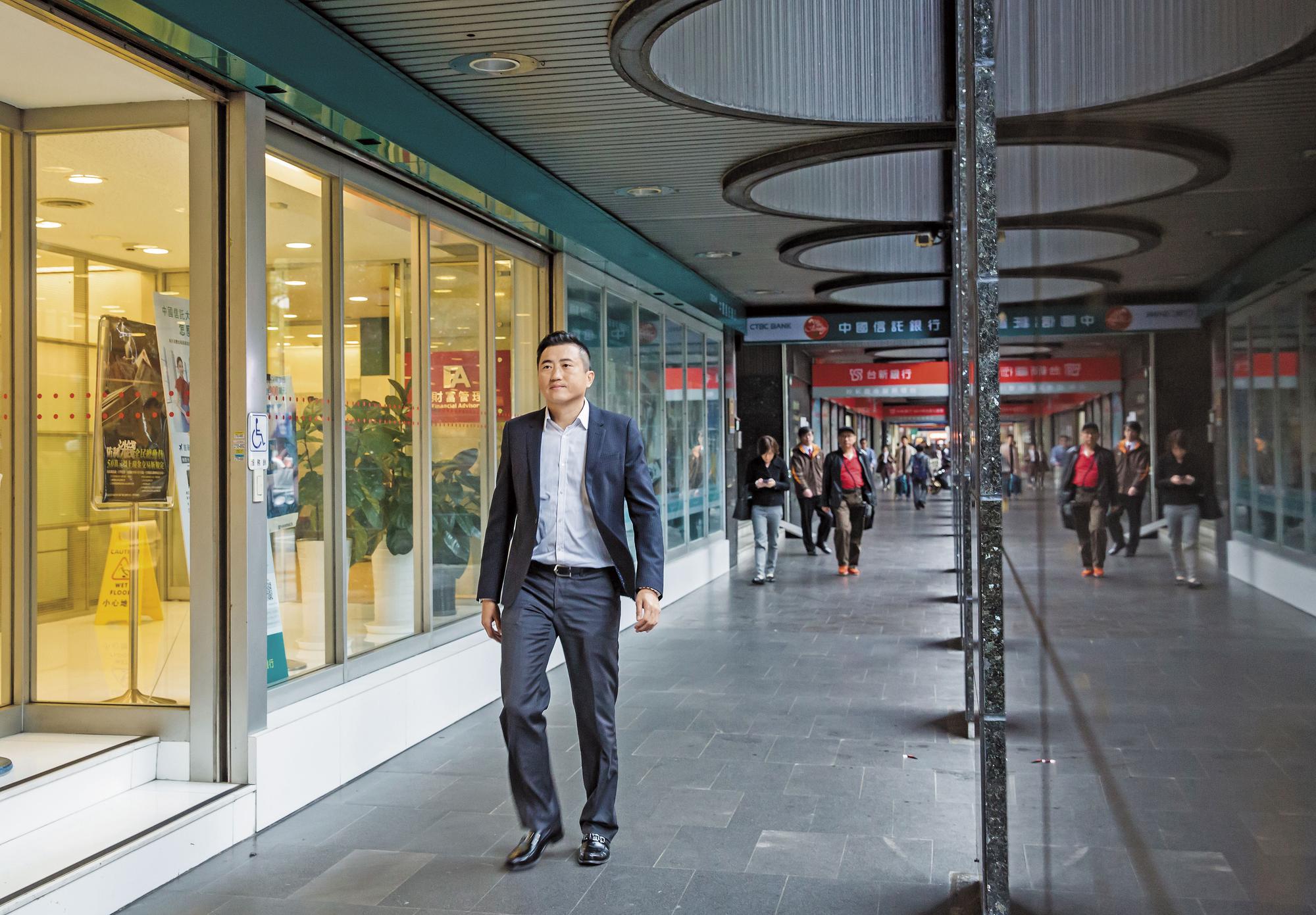 陳建慶是忠孝東路4段店面銷售高手，除了自己買來投資，更帶客戶一起買。