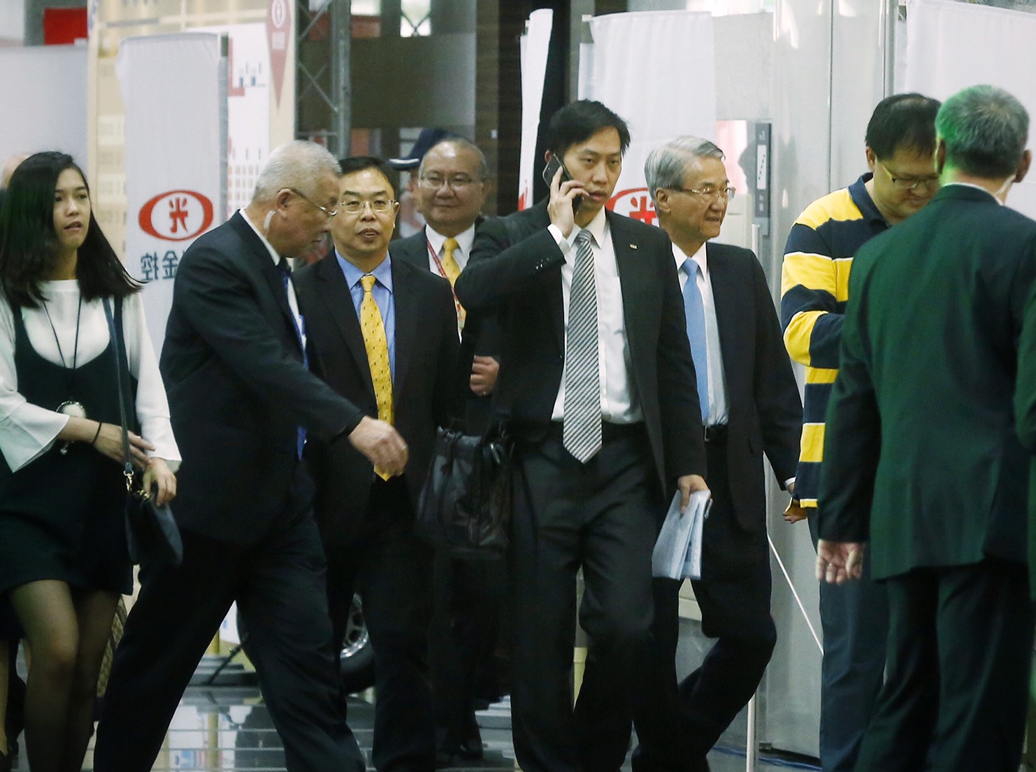 新光、台新同場尾牙，吳東進（右3）與吳東亮互訪，成為台新金和新光金尾牙最高潮。