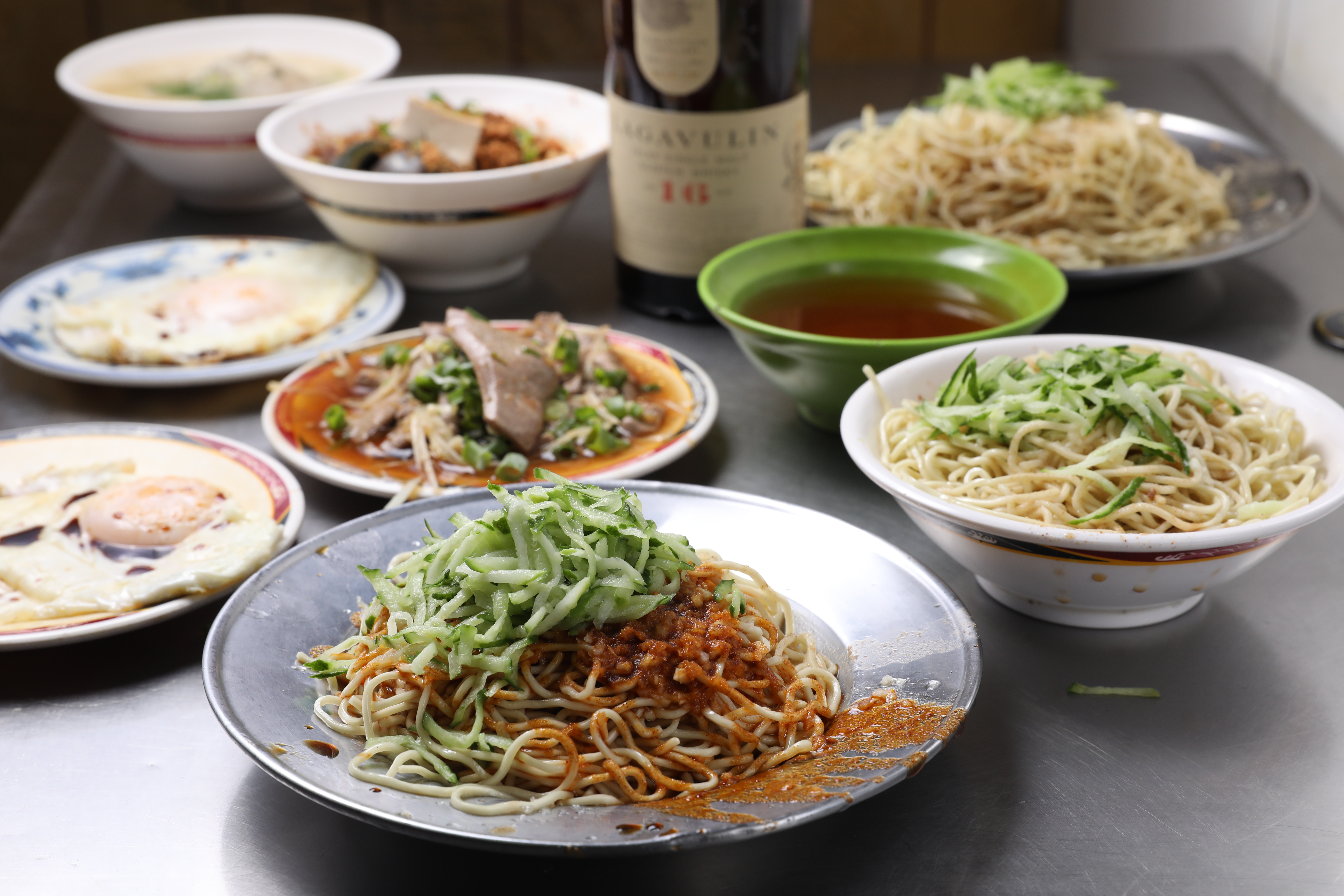 尹德凱超級重口味，對柳家涼麵（大：55元／份）的蒜味與辣味情有獨鍾。燙豬肝（50元／份）、香菇貢丸湯（30元／碗）與皮蛋豆腐（30元／份）也是必點。剛好可配Lagavulin 16年的煙燻甜美。（1,990元／瓶）