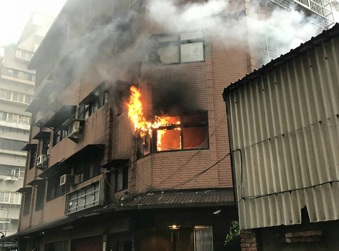 好心被雷親！街友放火燒她家