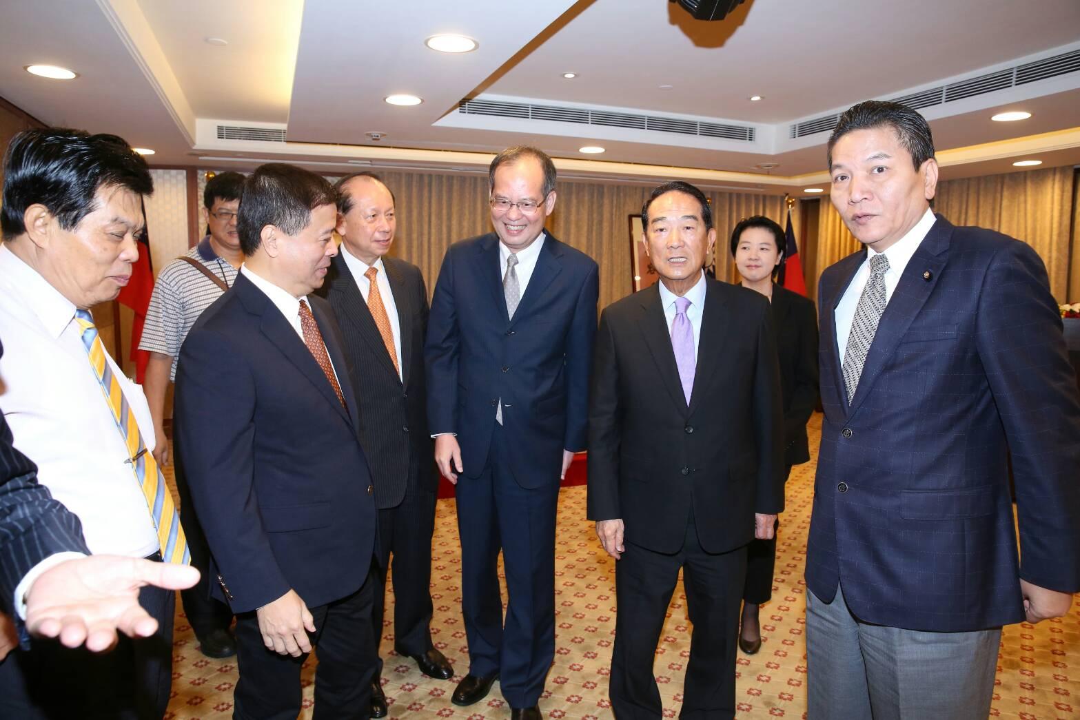 去年10月，宋楚瑜出任APEC大使記者會，秦金生（左4）也出席記者會。