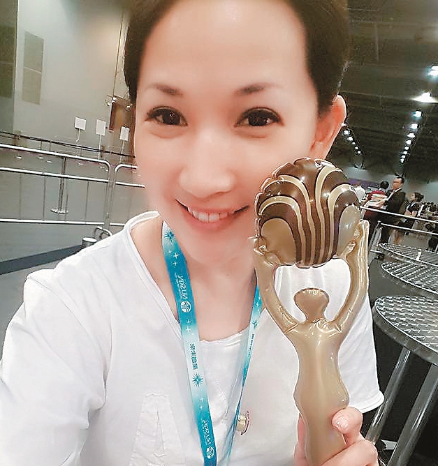 去年5月，林子瑄到香港參加直銷公司的世界會議，拿到新事業第一個獎項。（翻攝自林子瑄臉書）