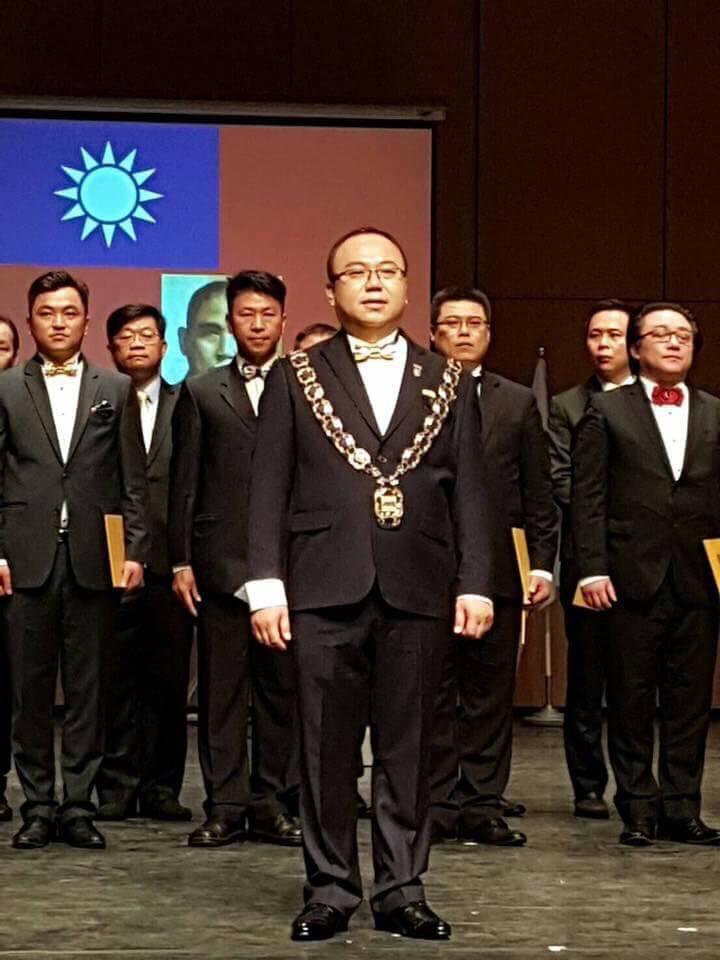 侯宗延7日（前立者）才宣誓就任總會長，一旦遭罷免，將是任期最短的總會長。（讀者提供）