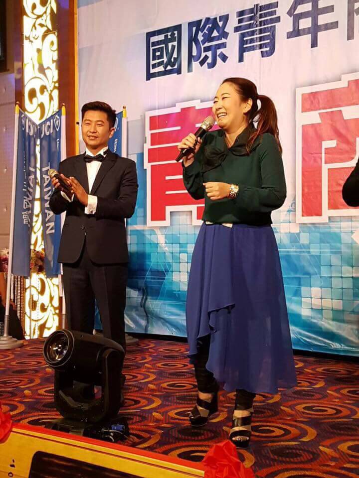 張秀卿陪著老公王國贊出席青商總會的就職典禮活動。(讀者提供)
