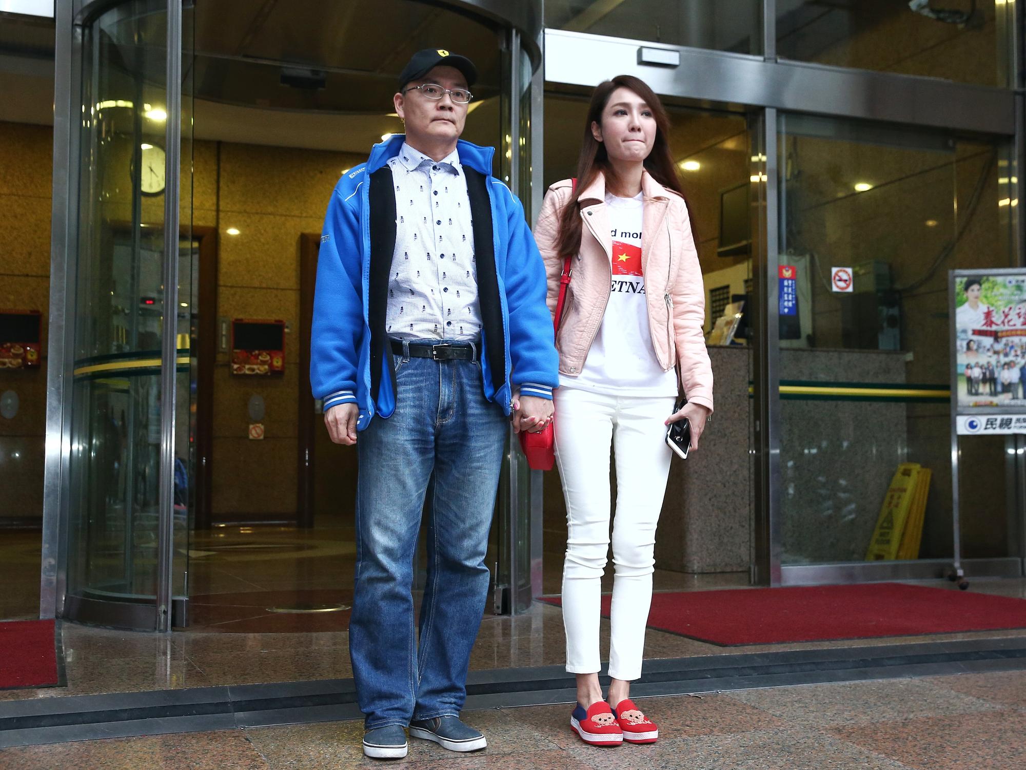 海倫清桃(右)出道時稱自己是「台越混血」,事實上越南人在22歲時嫁來台灣,左為老公戴先生。