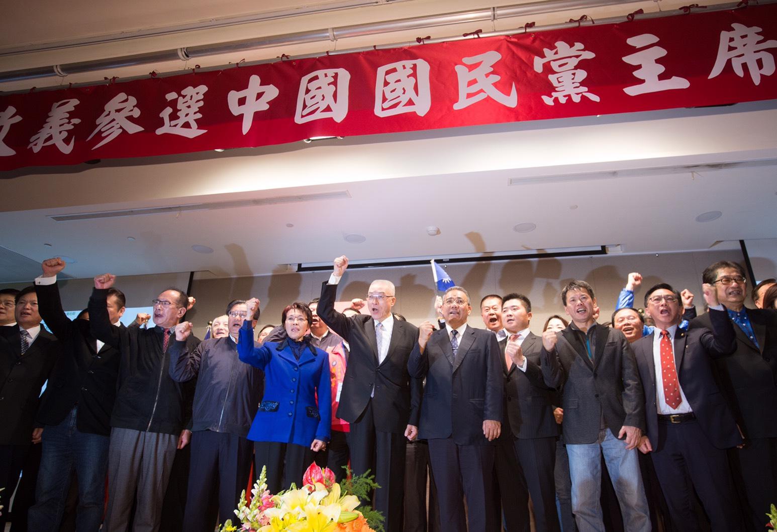 前副總統吳敦義在黨團15名立委及重量級藍營人士陪同下宣布參選，氣勢驚人。