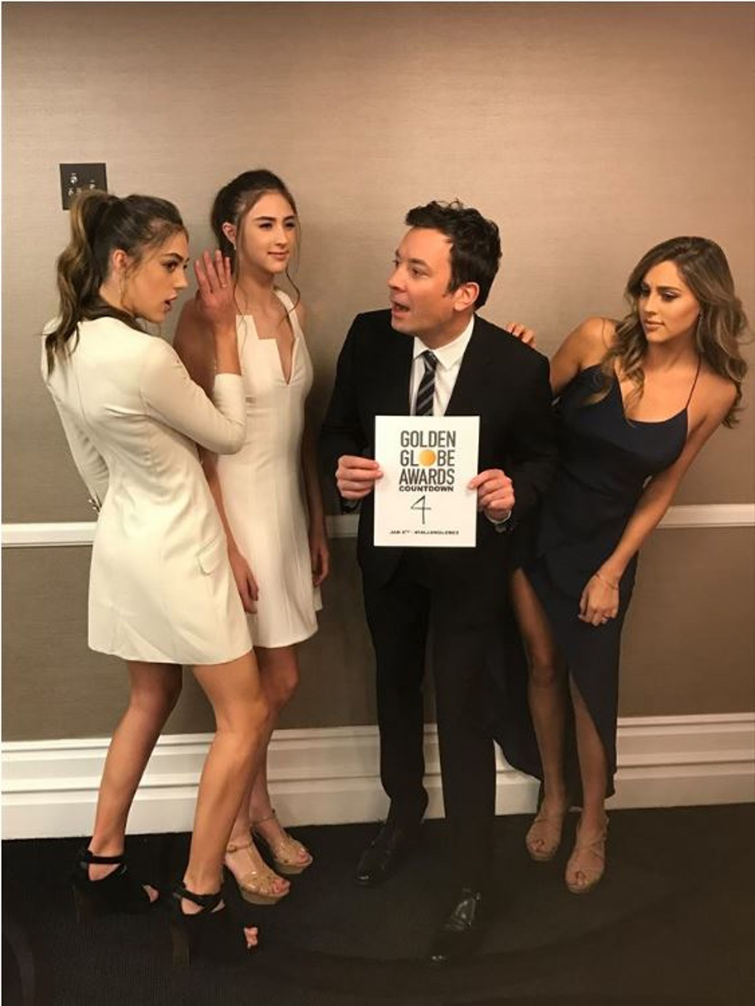 席維斯史特龍的3個長腿女兒，擔任今年金球小姐，完美達陣。（翻攝Jimmy Fallon臉書）