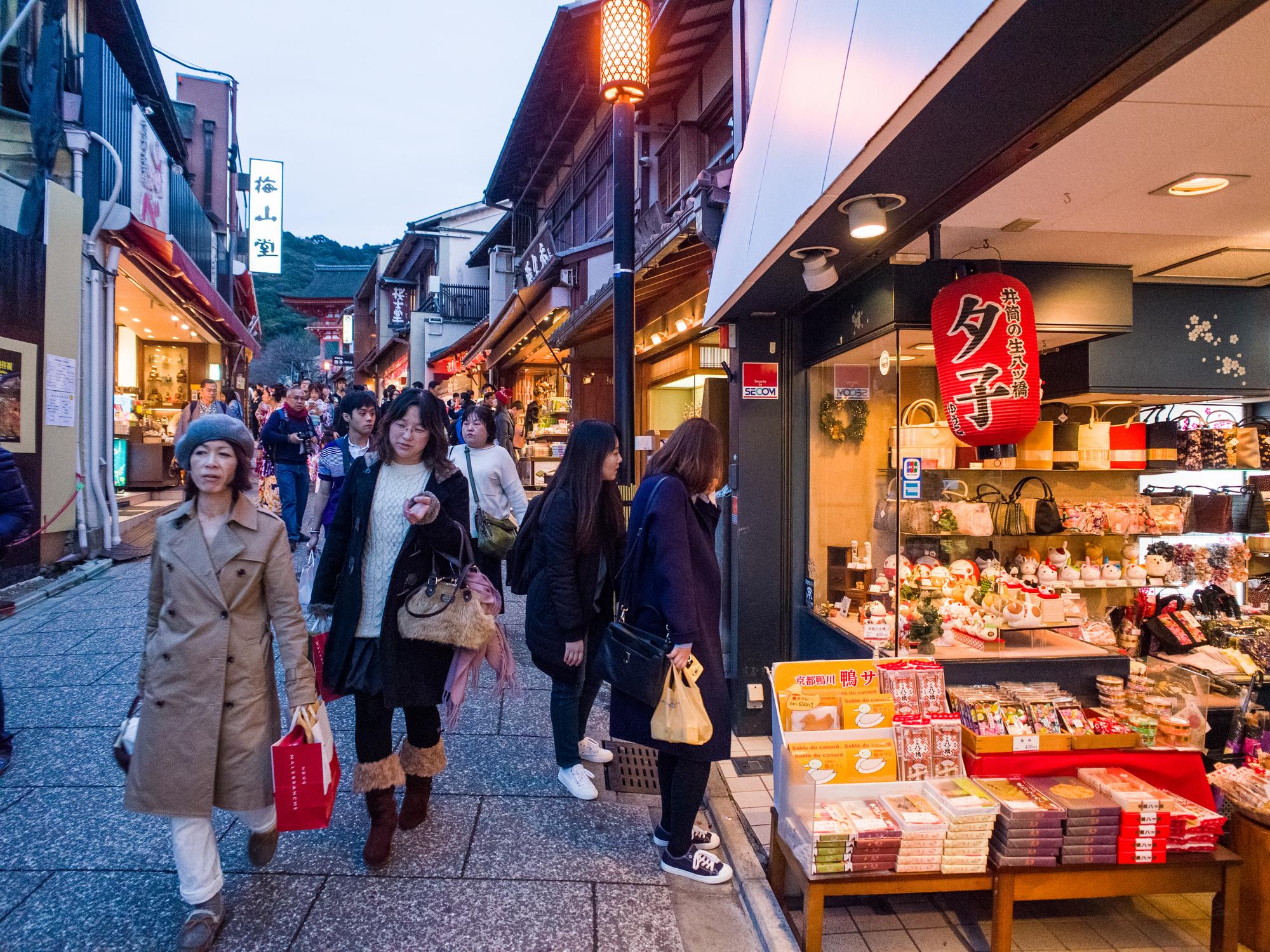 出國旅遊若能提前安排，開外幣帳戶趁低點換匯是最聰明的做法。