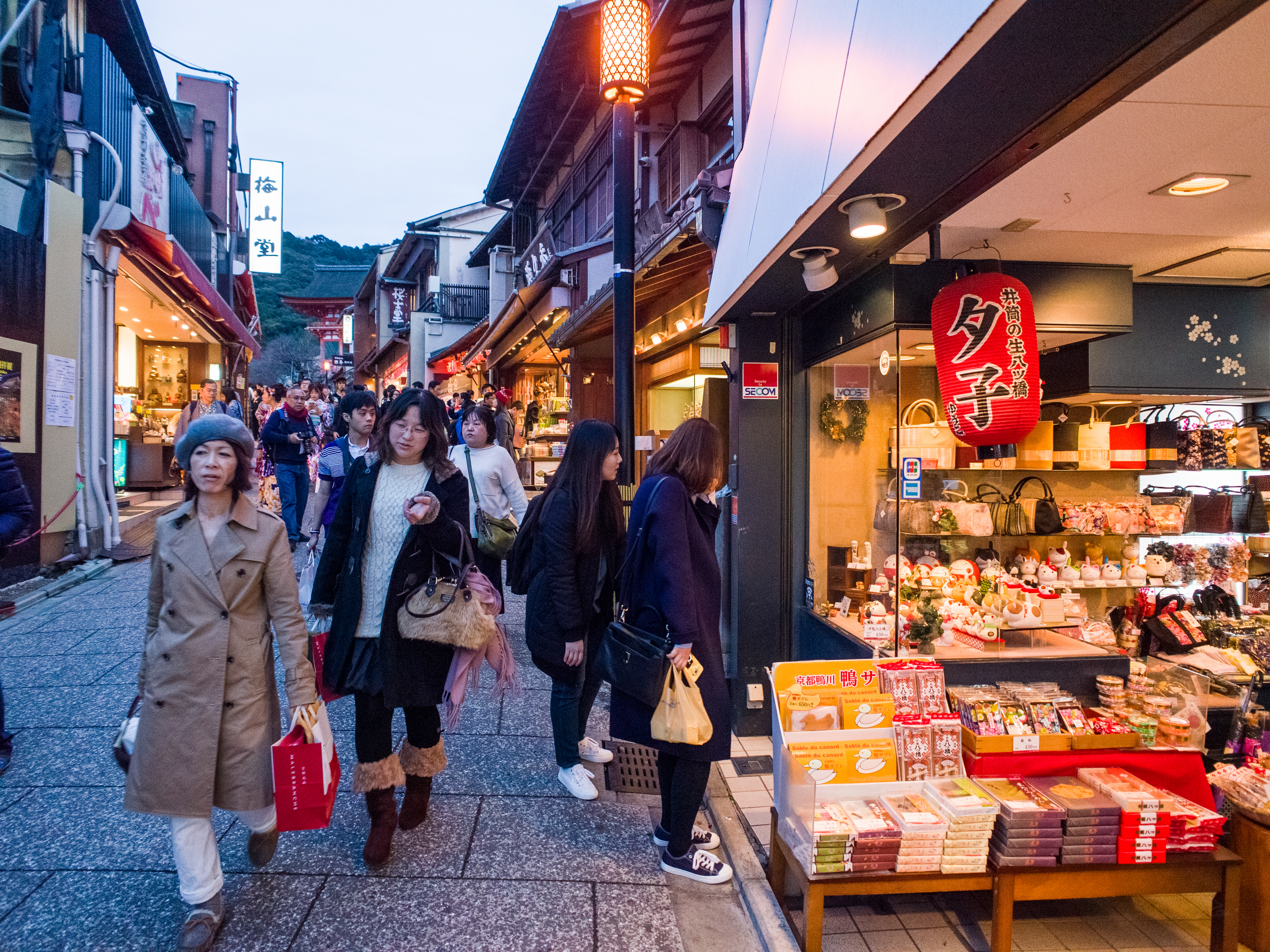 出國旅遊若能提前安排,開外幣帳戶趁低點換匯是最聰明的做法。