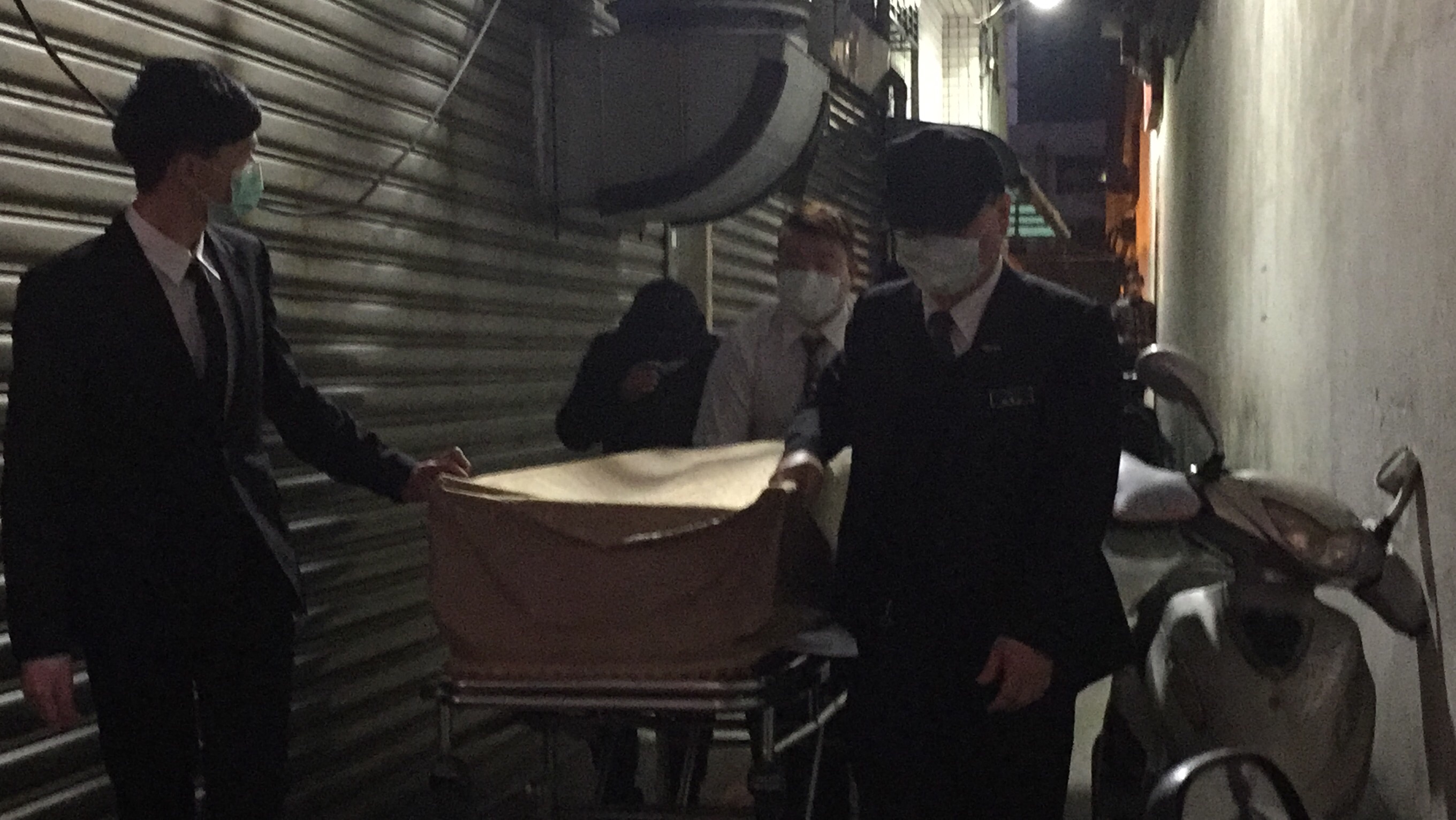 陳女慘死情郎槍下，在親友陪伴下走完人生最後一程。