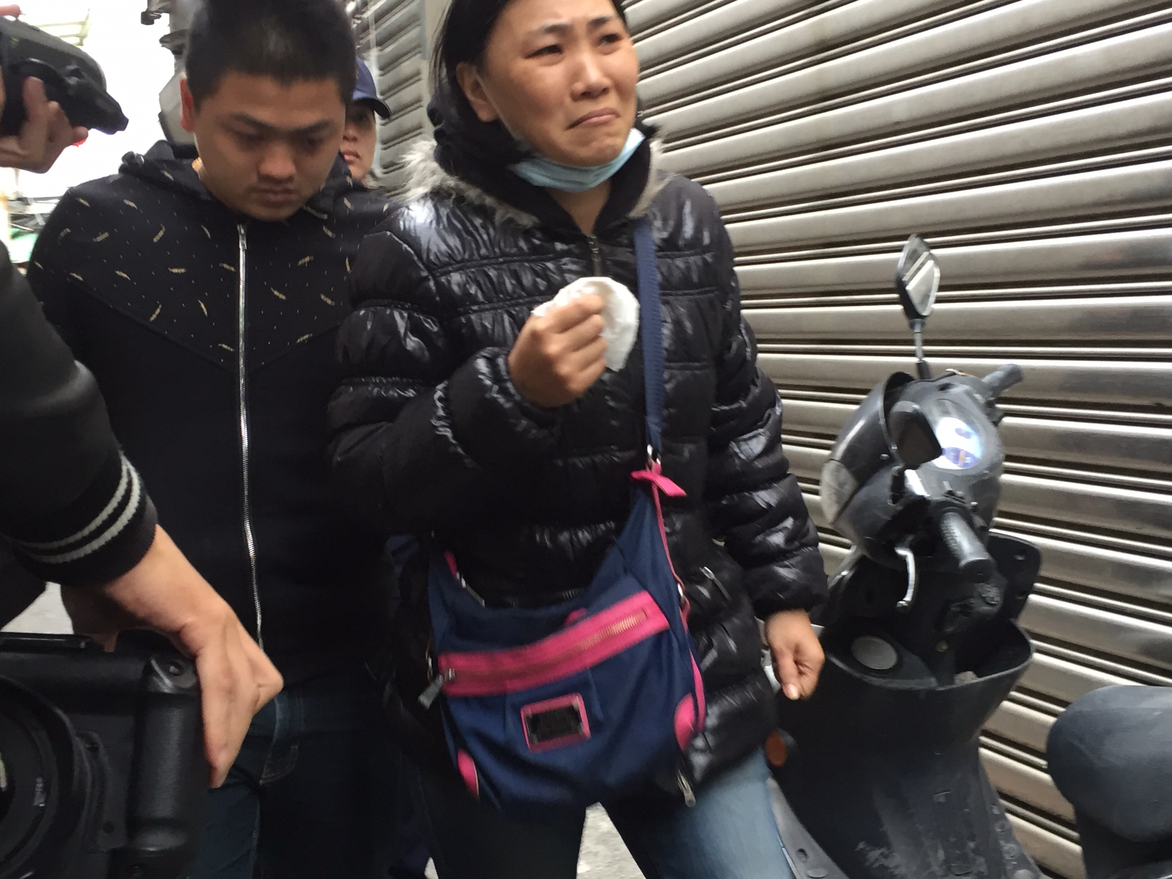 死者親友接到消息後趕抵現場，難以相信親人竟成為冷冰冰的屍體。