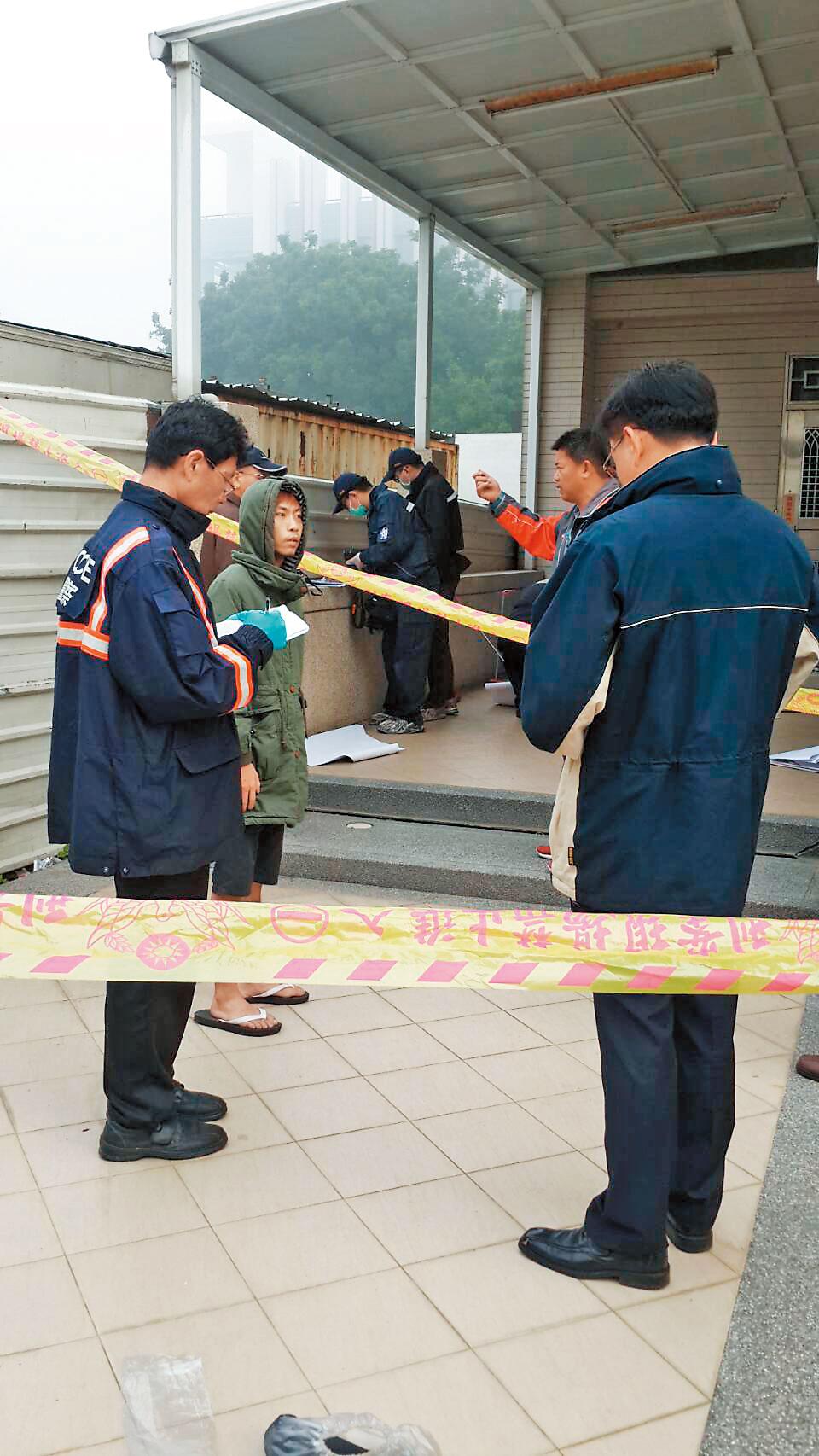 2017年元旦,嘉義驚傳騎樓棄屍命案,死者邱姓男友(綠衣戴帽者)一度被懷疑涉重嫌。