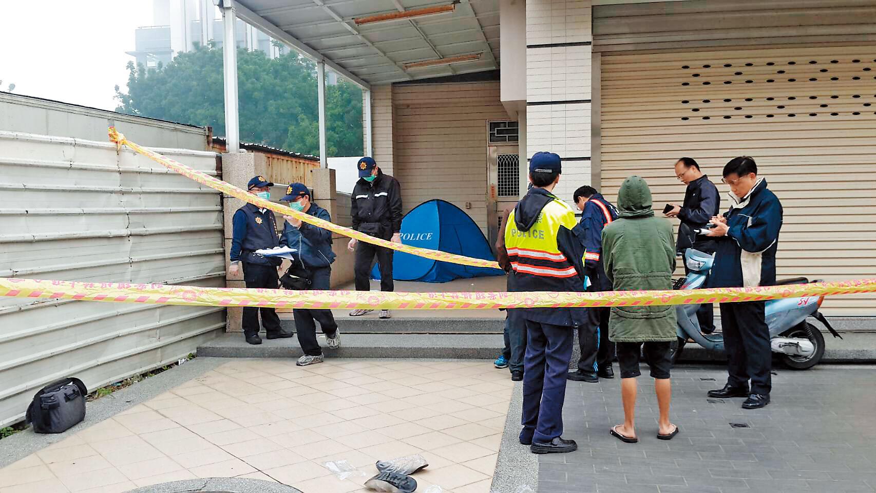 命案發生當下,警方圍起封鎖線,鑑識小組仔細蒐證,不放過任何蛛絲馬跡。