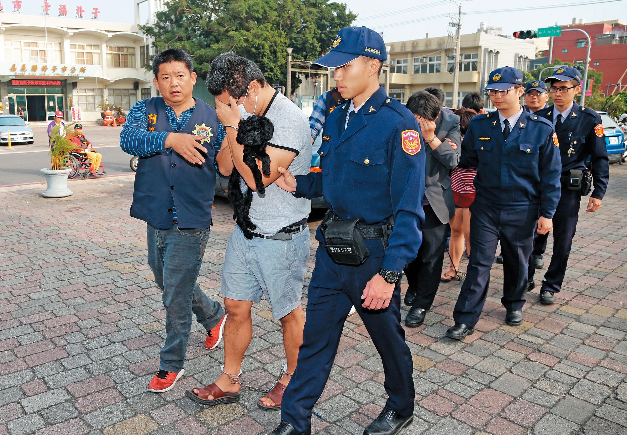 前方摀著臉的男子,就是涉嫌逼債動私刑的主嫌溫政傑,因為曾經在嘉義學做雞排,外號叫雞排男。