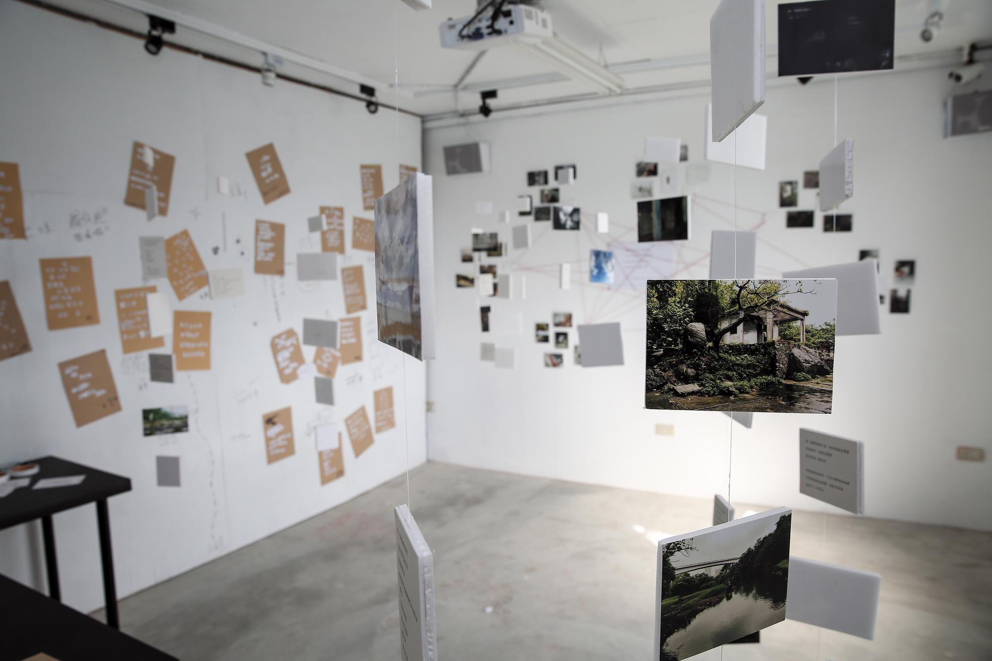 「 PUZZLE拼圖詩x攝影文學展」陳設方式活潑大膽,突顯出學生的創意。