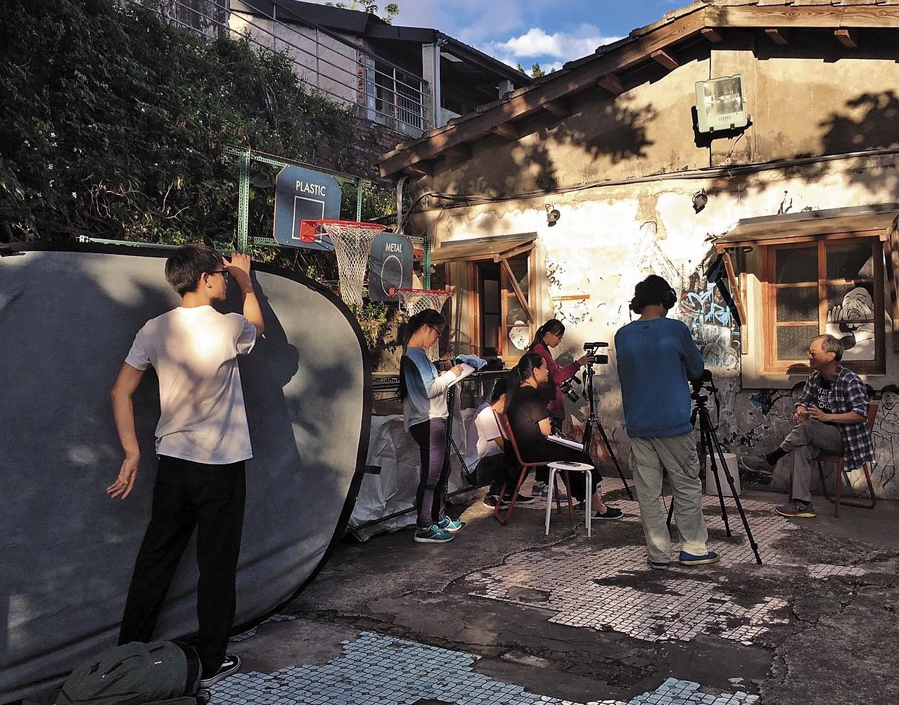 TMS學生從實地拍攝中學習各種影視知識與技術。