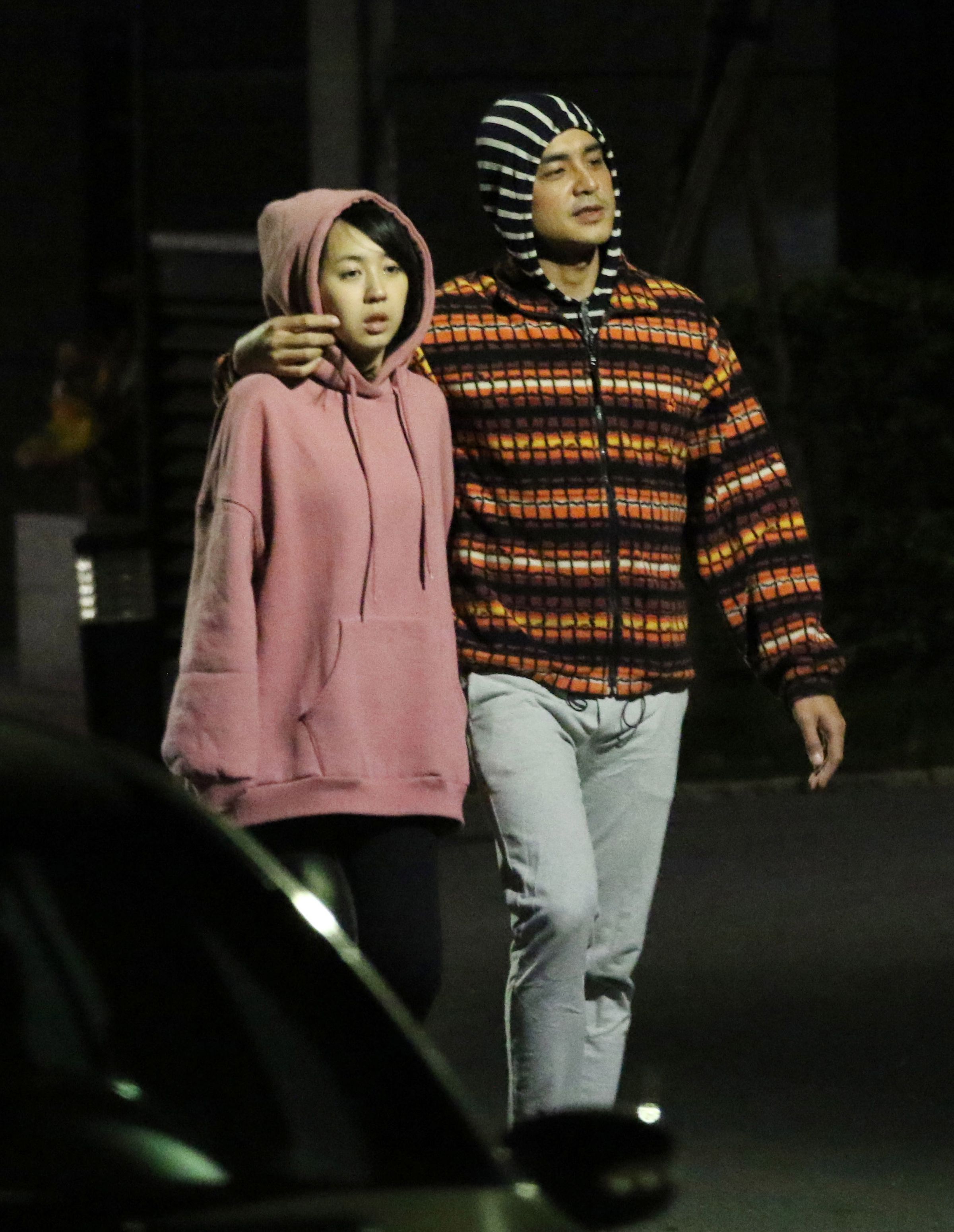 明道身旁的女友被爆曾是藝人，就是當年滾石女團「KISS」的成員王婷萱（左）。