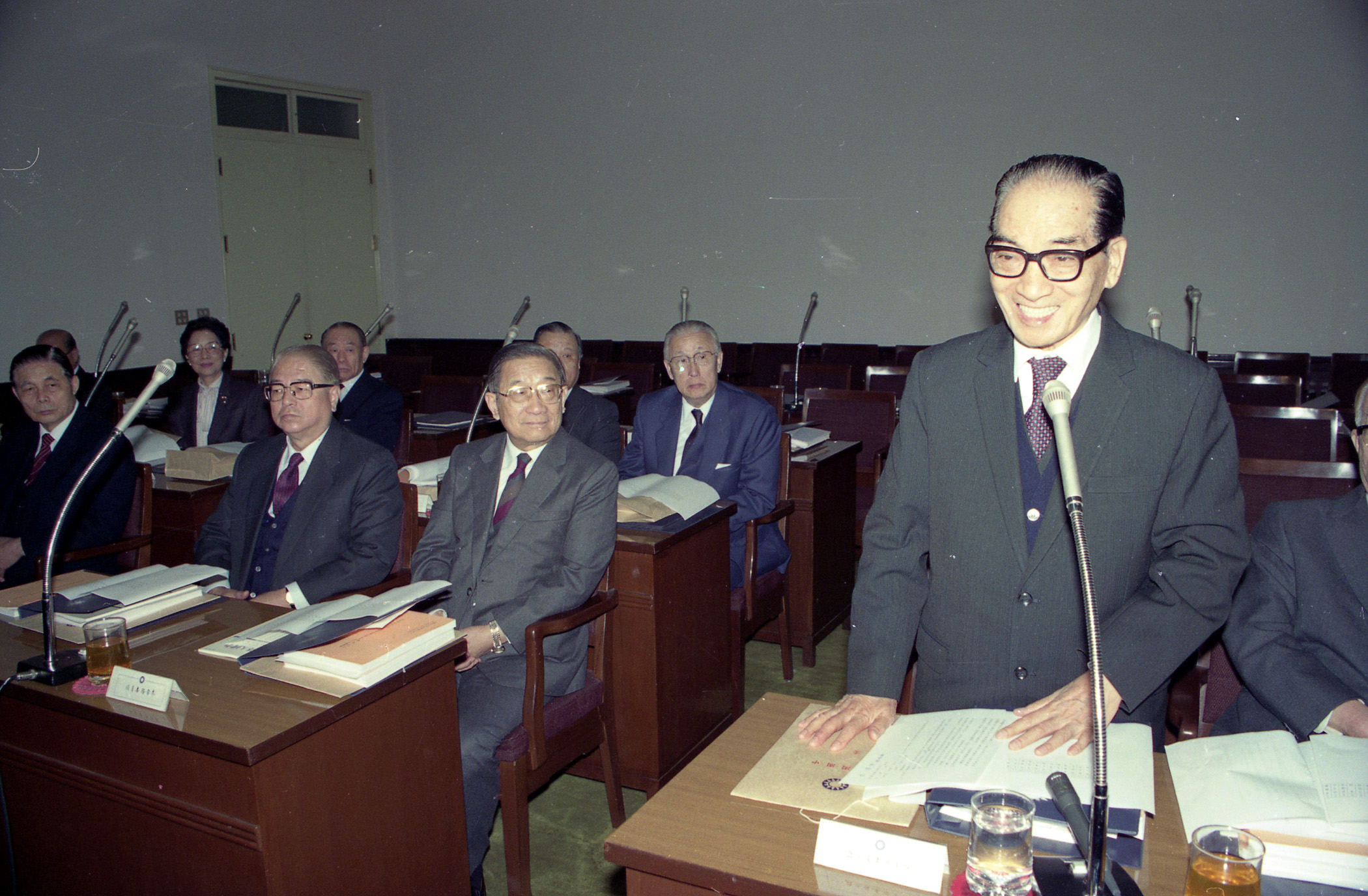 前立法院長倪文亞(站立者)曾擔任過捐血運動協會理事。(中央社)