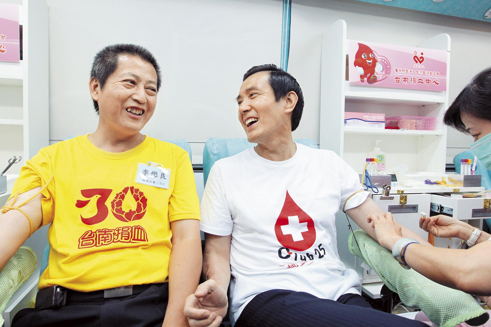 前總統馬英九（右）是捐血中心常客，去年底在臉書宣布30年來已捐血189次、共47公升。（總統府提供）