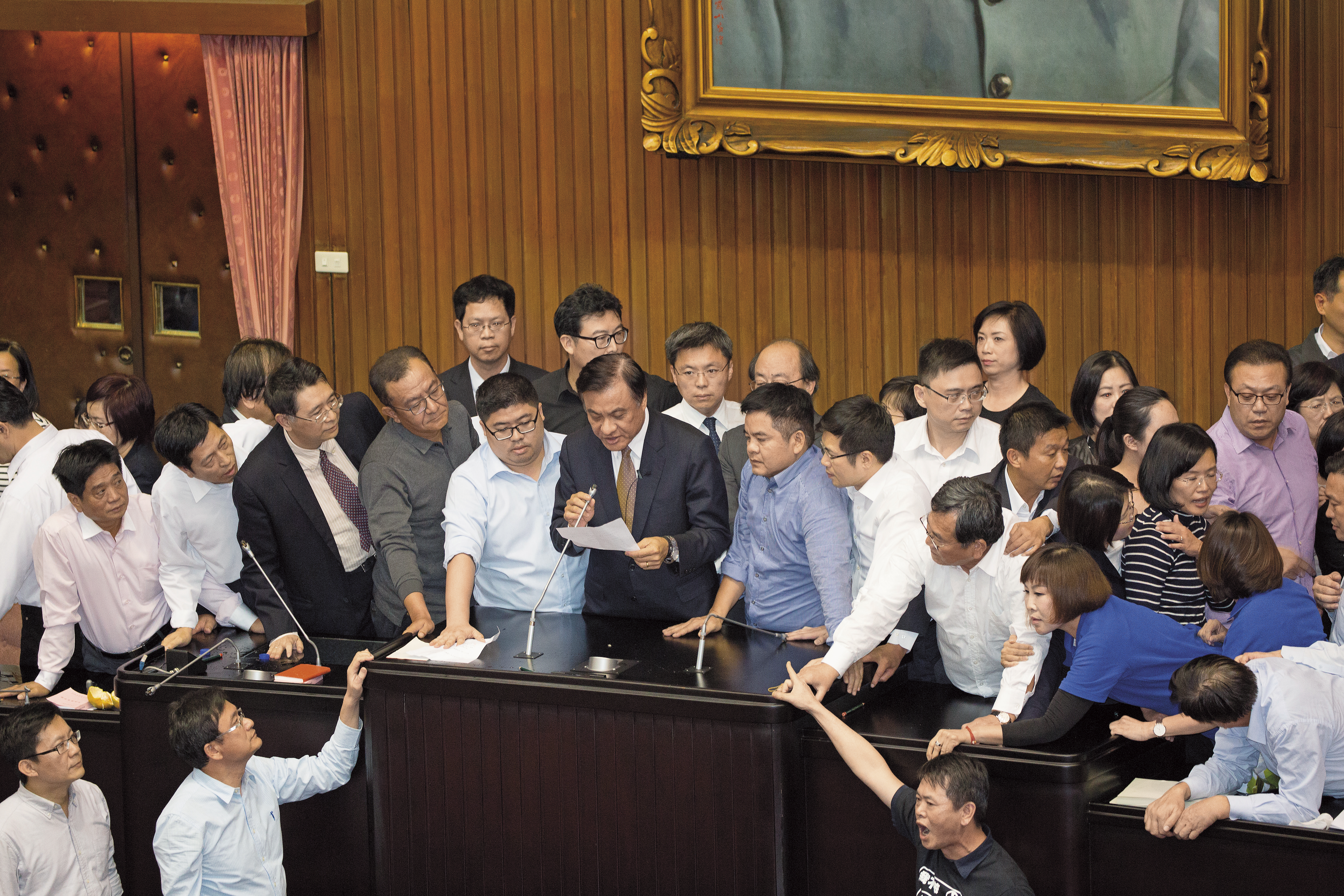 民進黨立院黨團在貫徹蔡英文意志通過一例一休修法後,並未因此走出風暴。