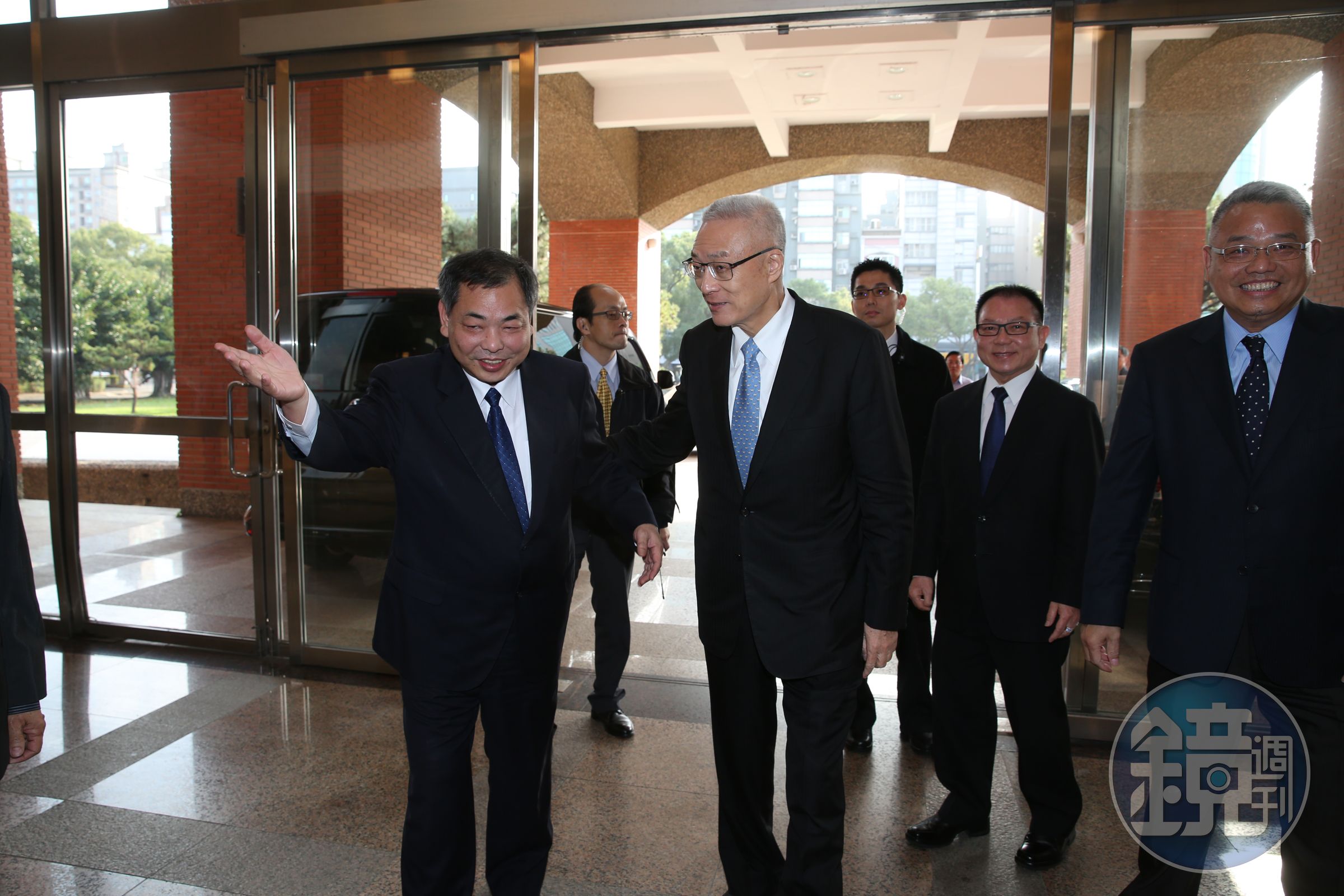 吳敦義拜會新竹縣議會副議長陳見賢(左一)。