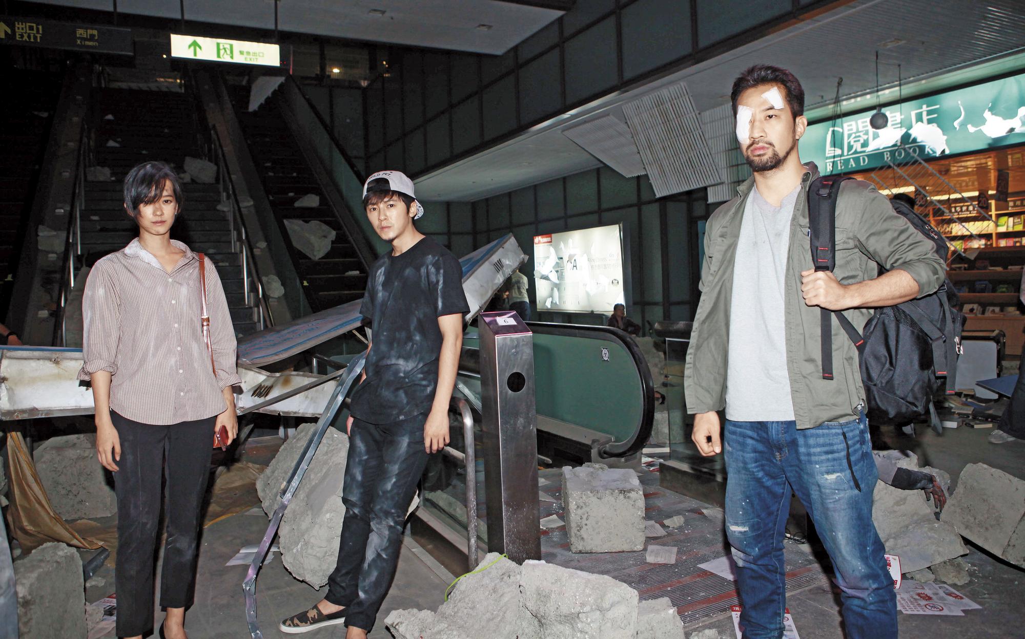 之前孟耿如(左)在機場捷運站拍《麻醉風暴2》爆破戲傳意外,同戲包括李國毅(中)、黃健瑋(右)。(公視提供)